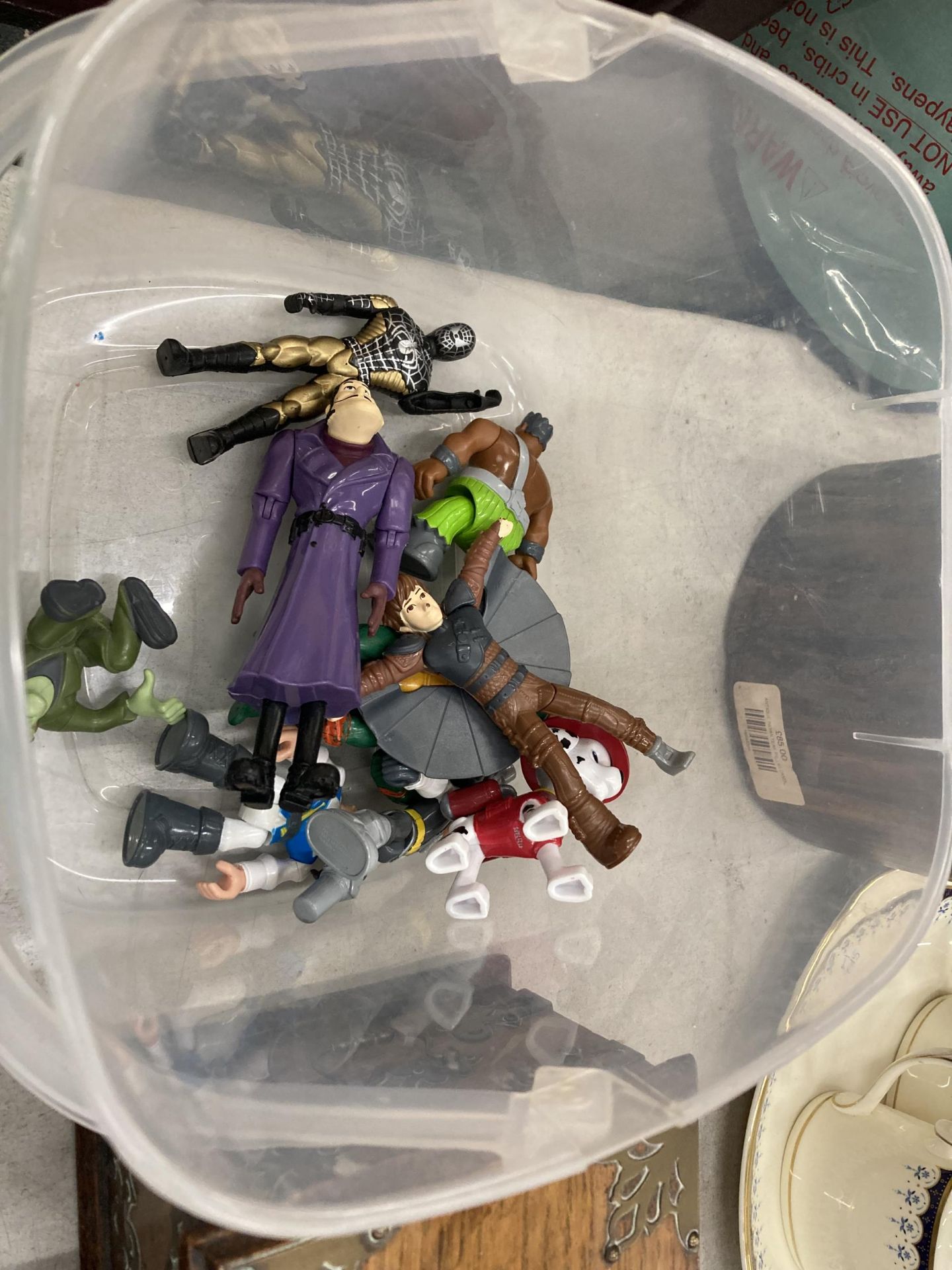 A COLLECTION OF TOY ACTION FIGURES, ETC - Image 2 of 4