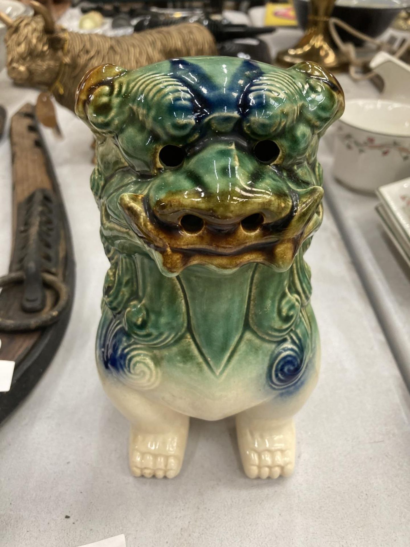 A LARGE ORIENTAL STYLE FOO DOG HEIGHT 18CM