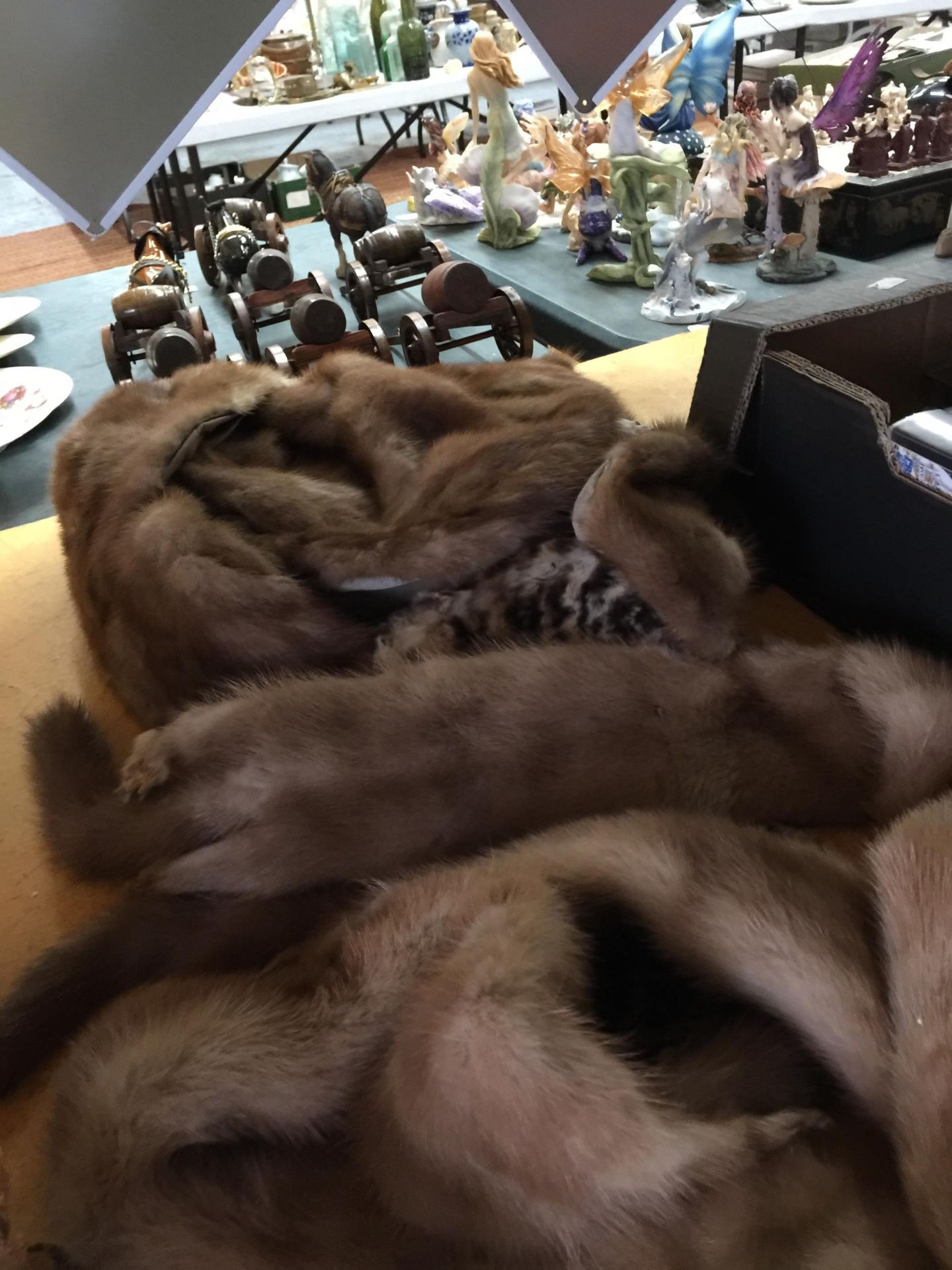 A QUANTITY OF VINTAGE FURS - Image 3 of 3