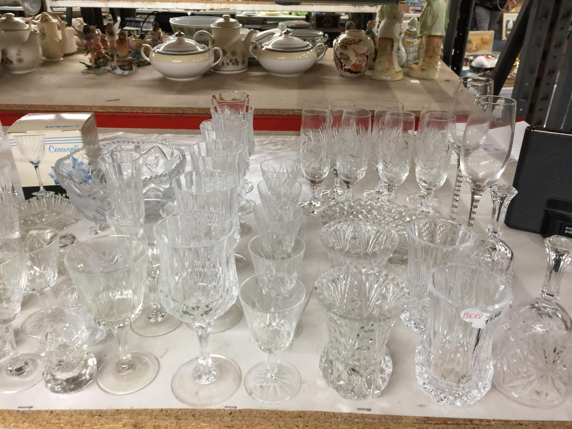 A LARGE COLLECTION OF CUT AND FURTHER GLASSWARE TO INCLUDE CHAMPAGNE FLUTES, WINE GLASSES ETC - Bild 5 aus 5