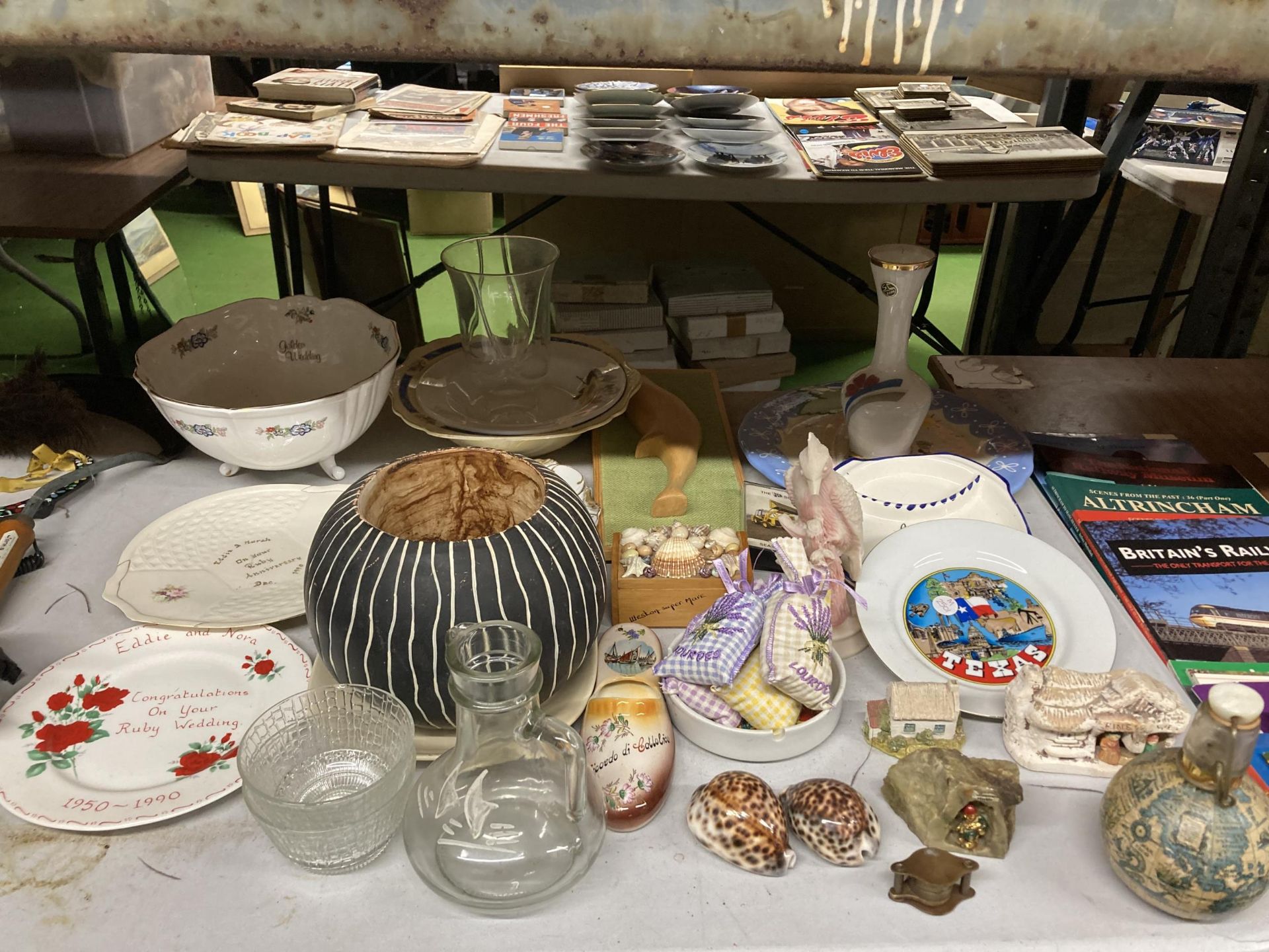 A MIXED LOT OF ITEMS TO INCLUDE DECORATIVE SHELLS, CERAMICS ETC