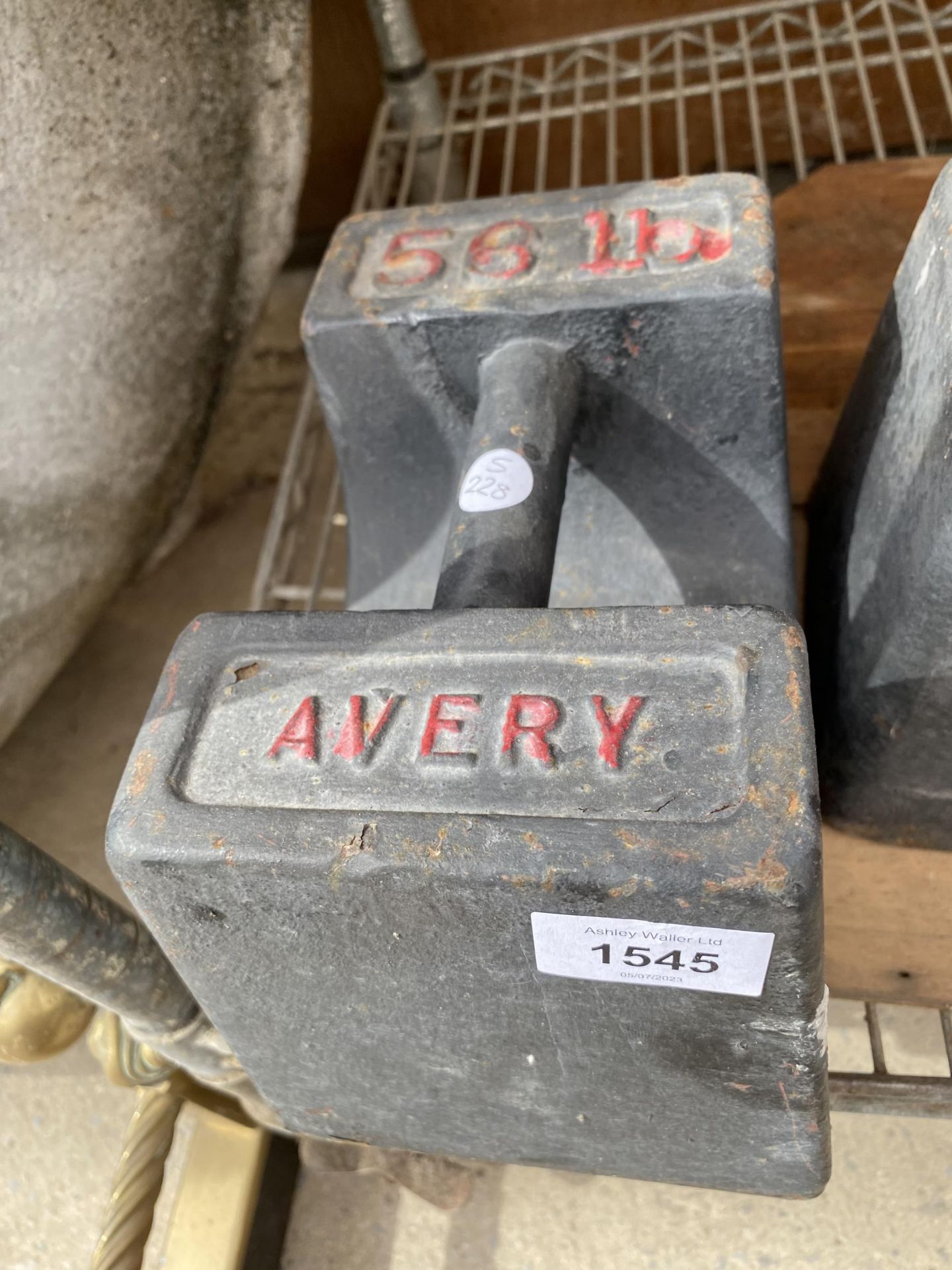A VINTAGE AVERY 56LB WEIGHT
