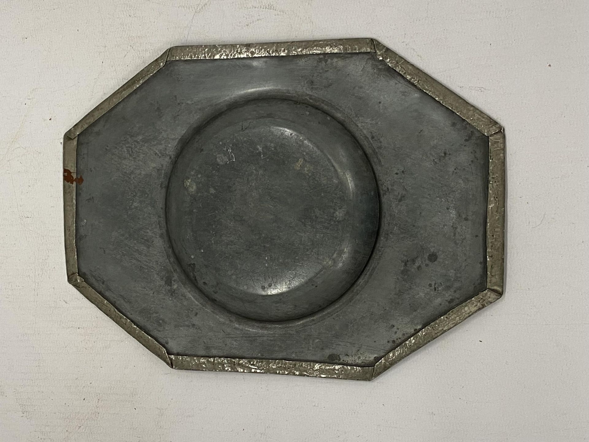 AN ARTS AND CRAFTS STYLE PEWTER DISH - Image 2 of 2