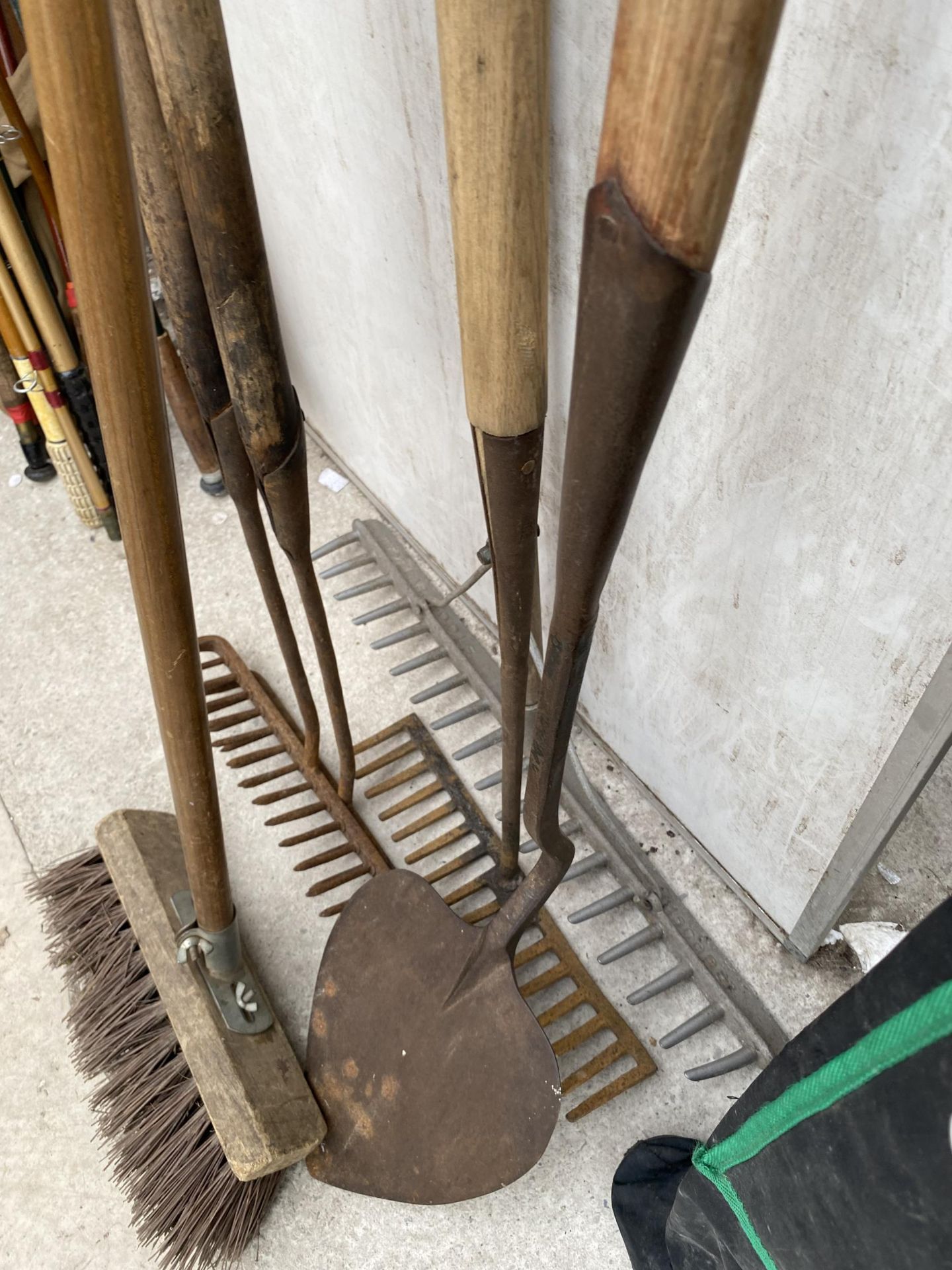 AN ASSORTMENT OF VINTAGE TOOLS TO INCLUDE RAKES AND A SPADE ETC - Image 3 of 3