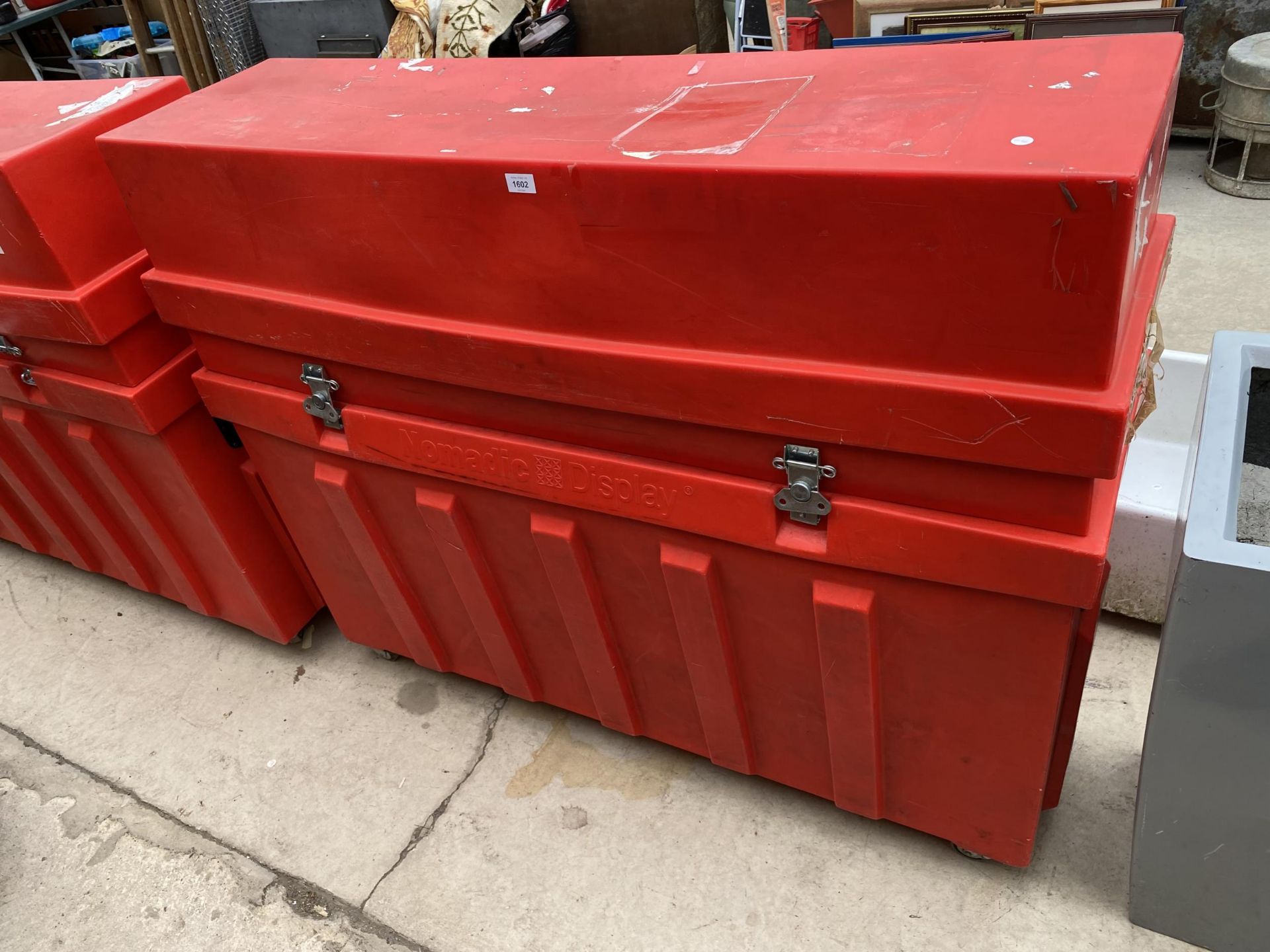 A HEAVY DUTY PLASTIC 'NOMADIC DISPLAY' BOX CONTAINING LIGHTING AND SIGNAGE FOR TRADE SHOWS