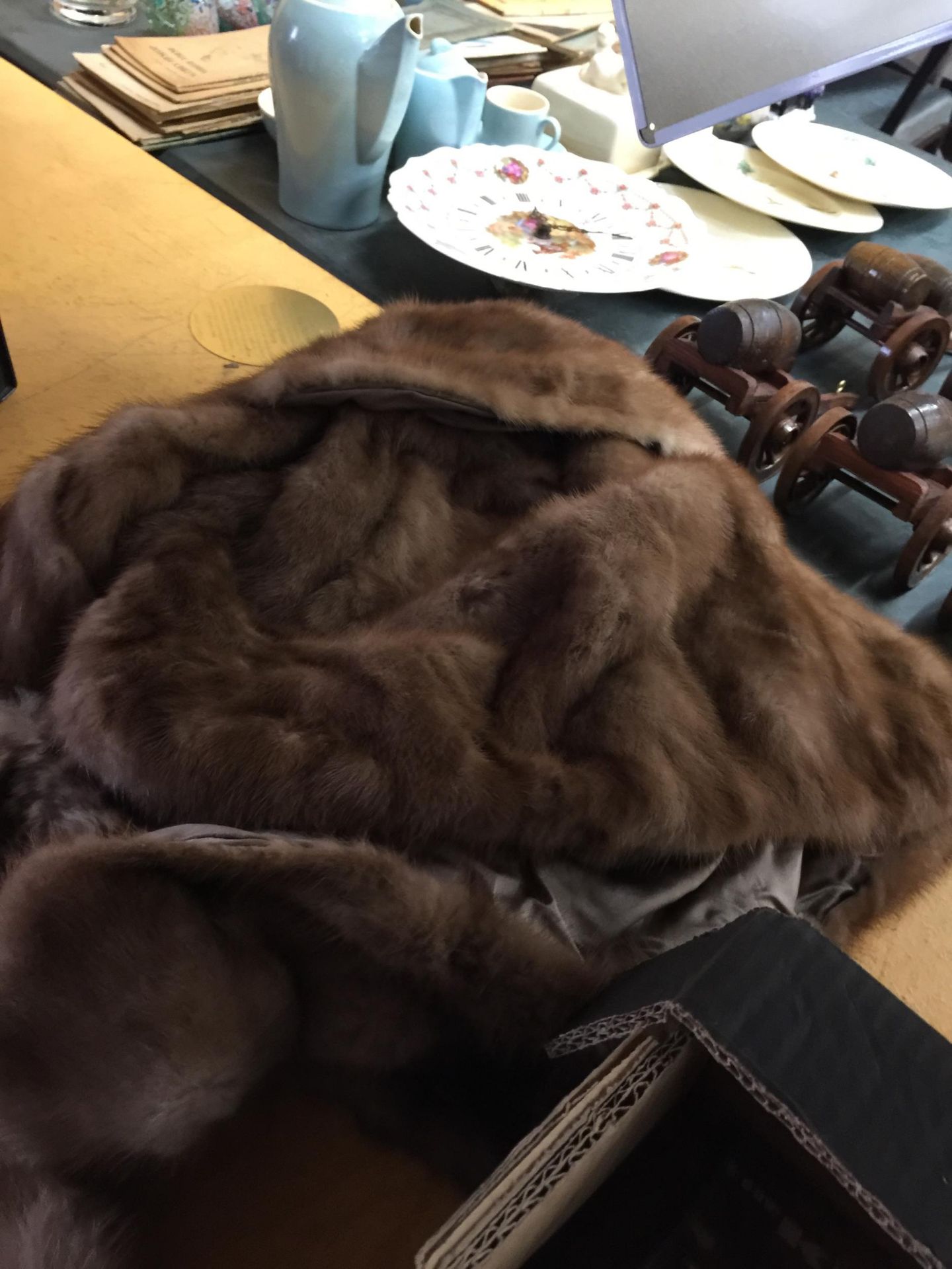 A QUANTITY OF VINTAGE FURS - Image 2 of 3