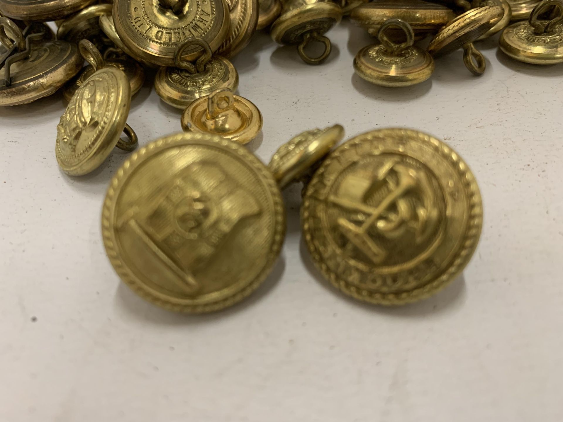 A COLLECTION OF BRASS MILITARY BUTTONS - Bild 2 aus 4