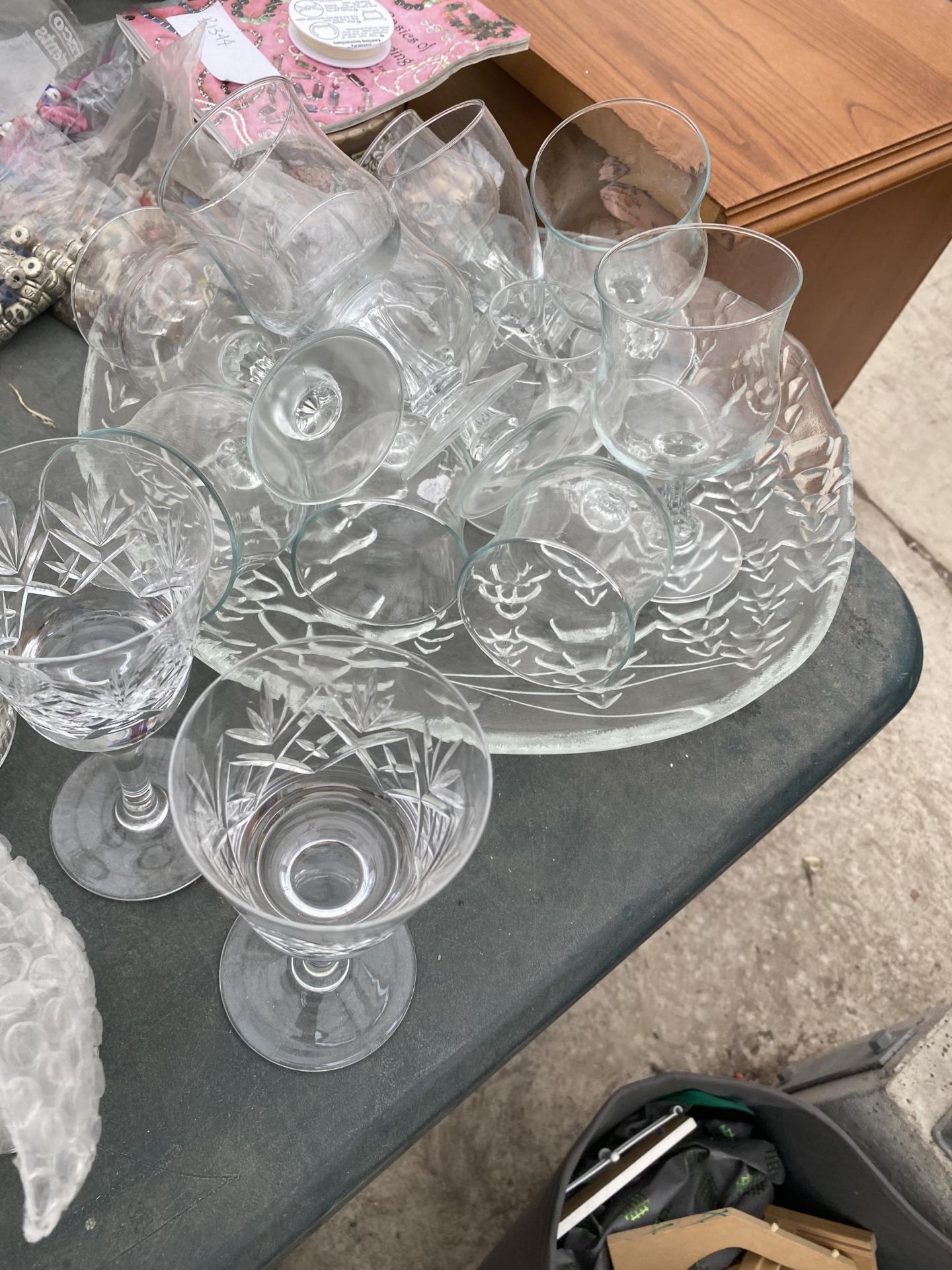 A LARGE QUANTITY OF GLASS WARE TO INCLUDE A BOWL AND WINE GLASSES - Image 2 of 3