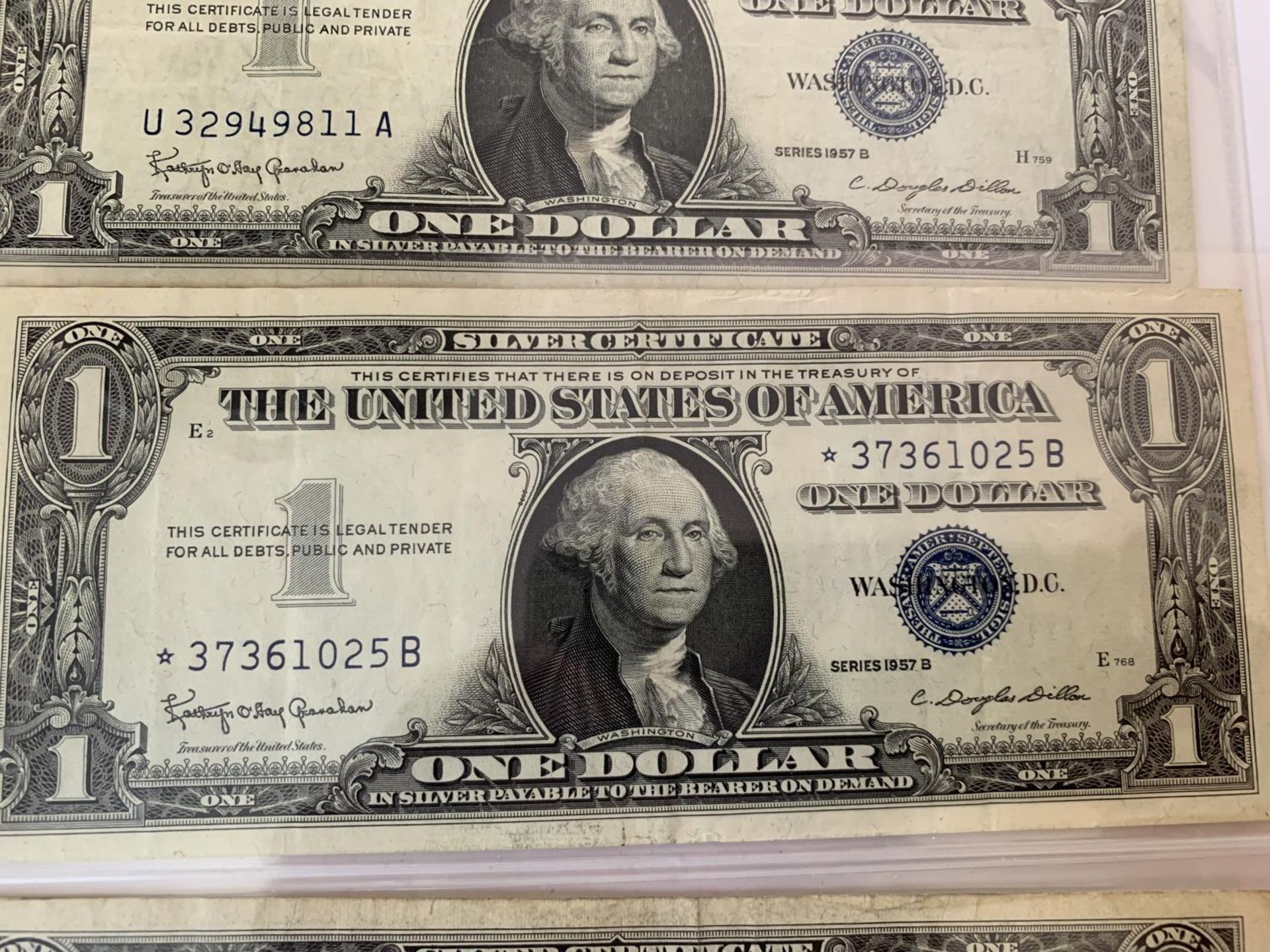 FOUR ONE DOLLAR THE UNITED STATES OF AMERICA SILVER CERTIFICATE NOTES SIGNED DILLON (1961-1965) - Image 3 of 6