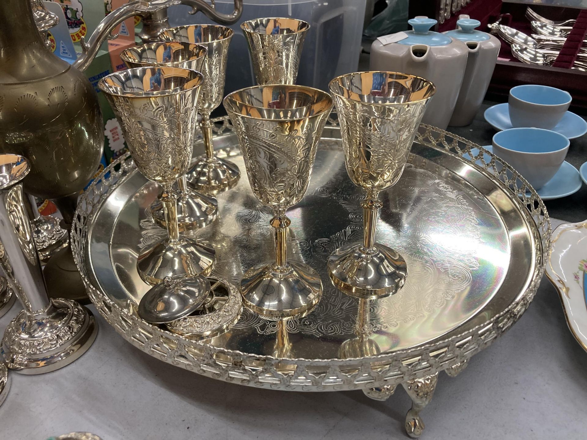 A LARGE QUANTITY OF SILVER PLATED ITEMS TO INCLUDE A FOOTED TRAY, CANDLEABRA, WINE GOBLETS, - Bild 2 aus 4