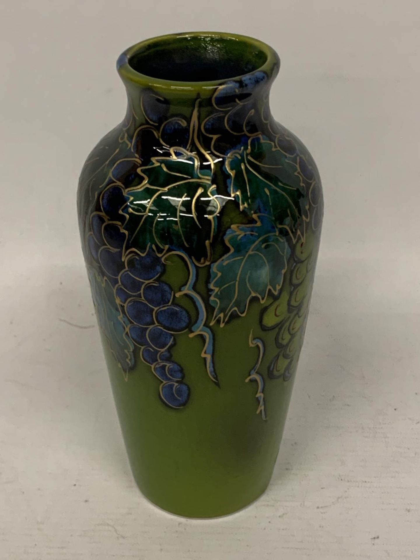 AN ANITA HARRIS HAND PAINTED AND SIGNED IN GOLD VINEYARD VASE - Image 2 of 3