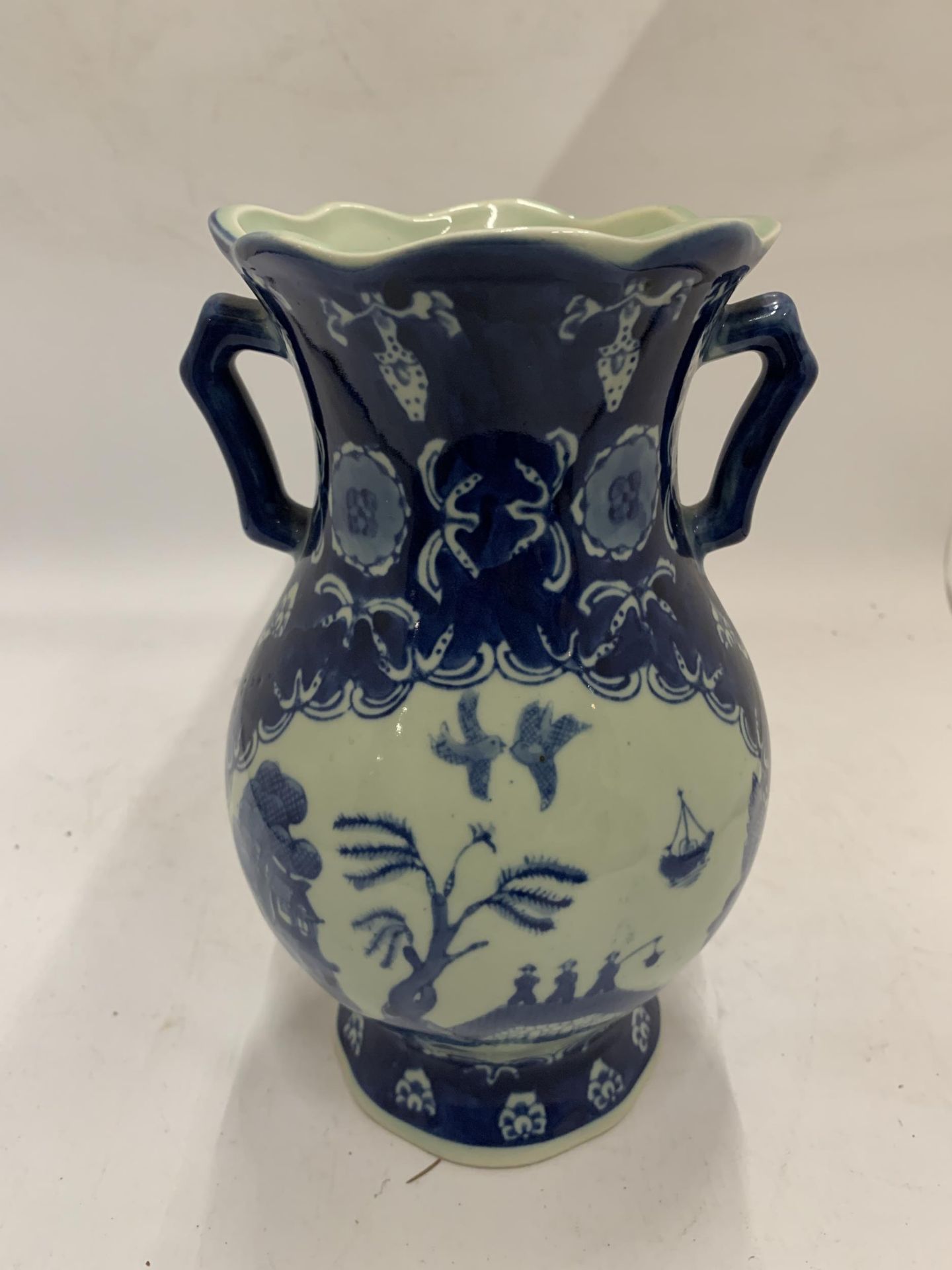 A BLUE AND WHITE ORIENTAL TWIN HANDLED VASE, WITH CHARACTER MARKS TO THE BASE, HEIGHT 21CM - Image 3 of 5