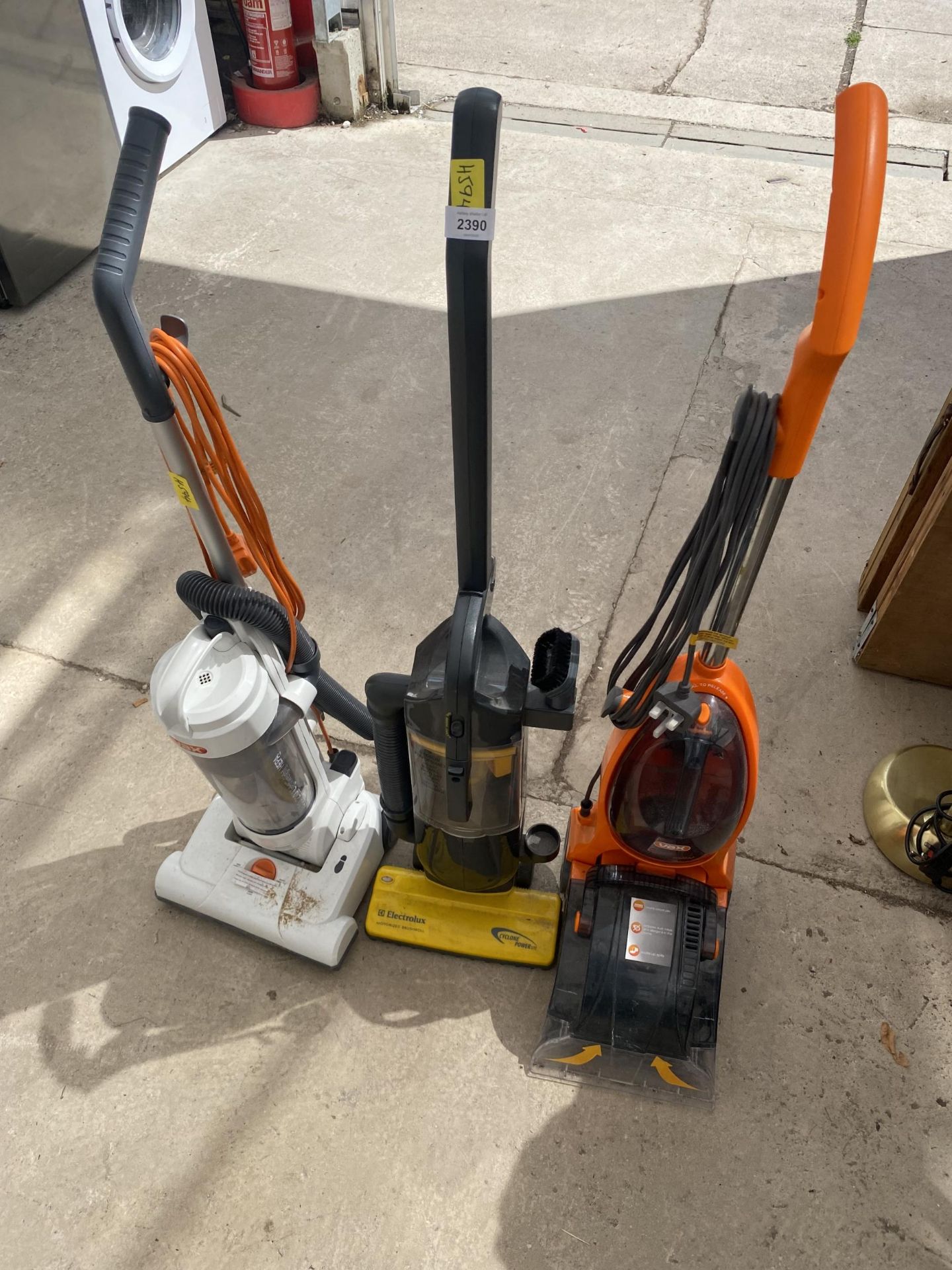 TWO VACUUM CLEANERS, A CARPET CLEANER AND A LAMP