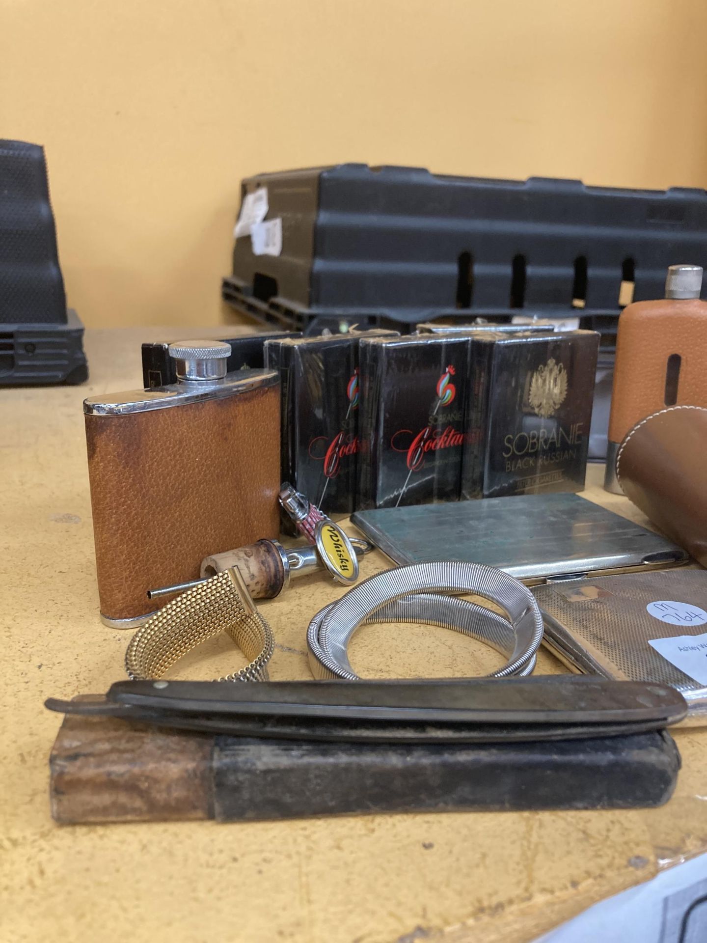 A MIXED GROUP OF ITEMS TO INCLUDE SHOT GLASSES IN LEATHER CASE, CIGARETTE CASES, CUT THROAT CASED - Image 4 of 4