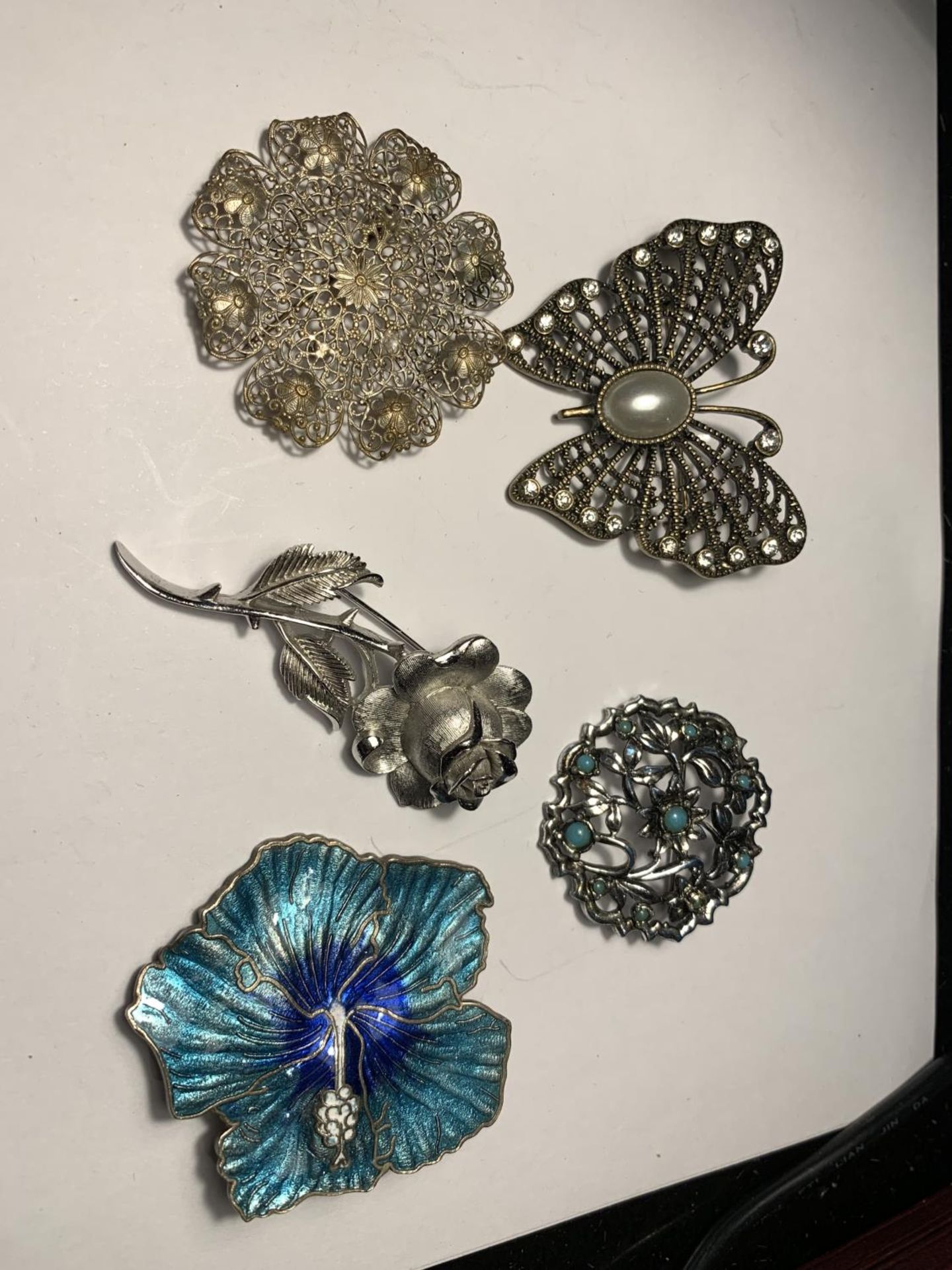 TEN VARIOUS DECORATIVE BROOCHES - Bild 2 aus 4