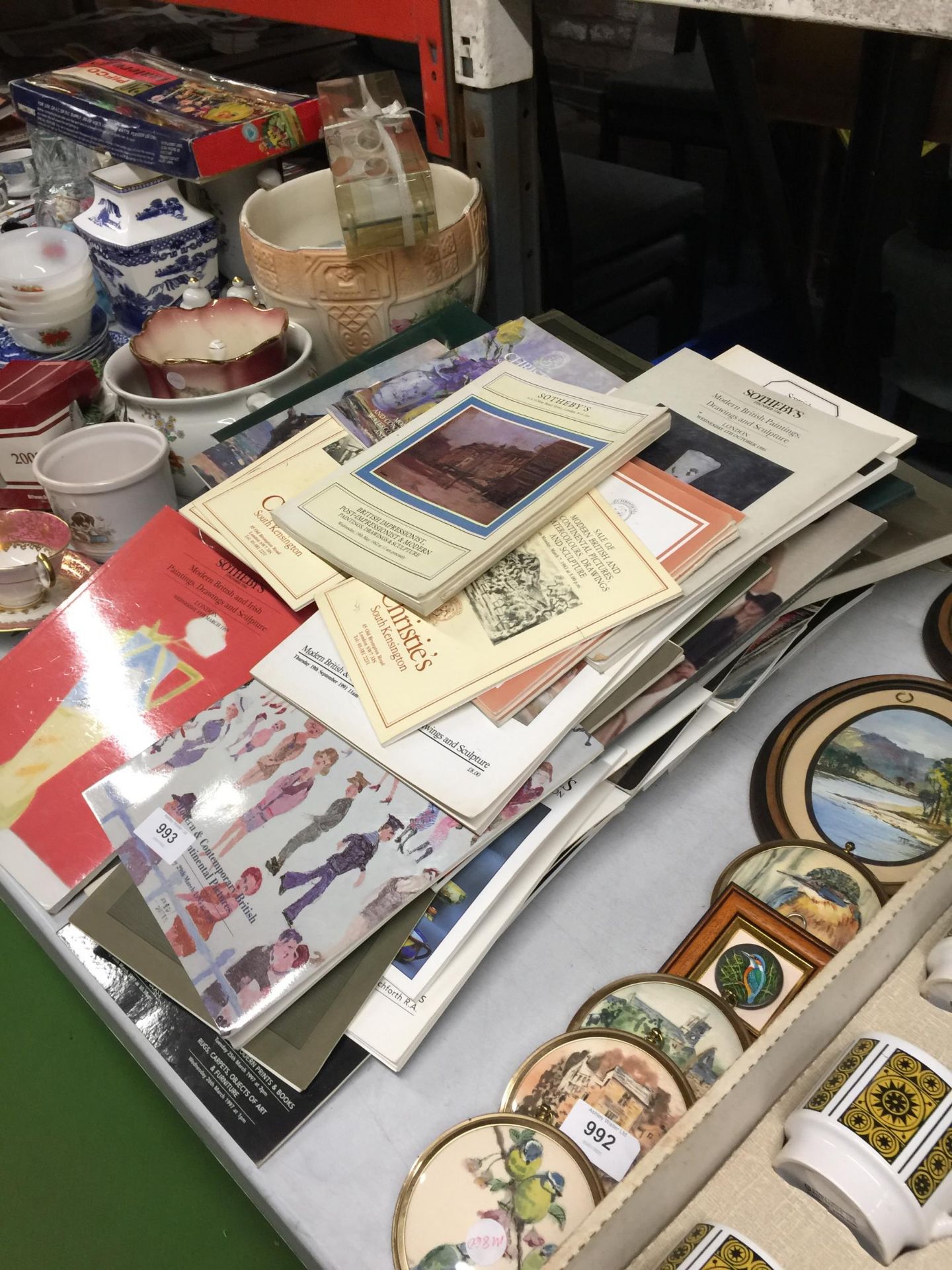 A LARGE AMOUNT OF VINTAGE AUCTION CATALOGUES TO INCLUDE CHRISTIES, SOTHEBY'S, ETC - Bild 3 aus 3