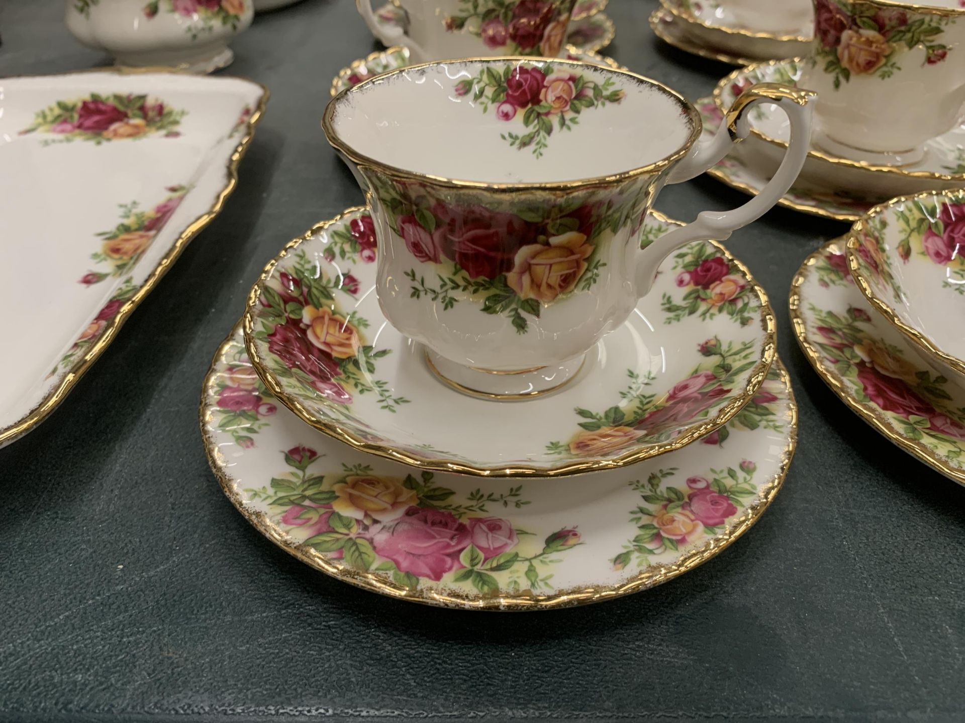 A ROYAL ALBERT 'OLD COUNTRY ROSES' TEASET TO INCLUDE A TEAPOT, CREAM JUG, SUGAR BOWL,SANDWICH AND - Image 3 of 6