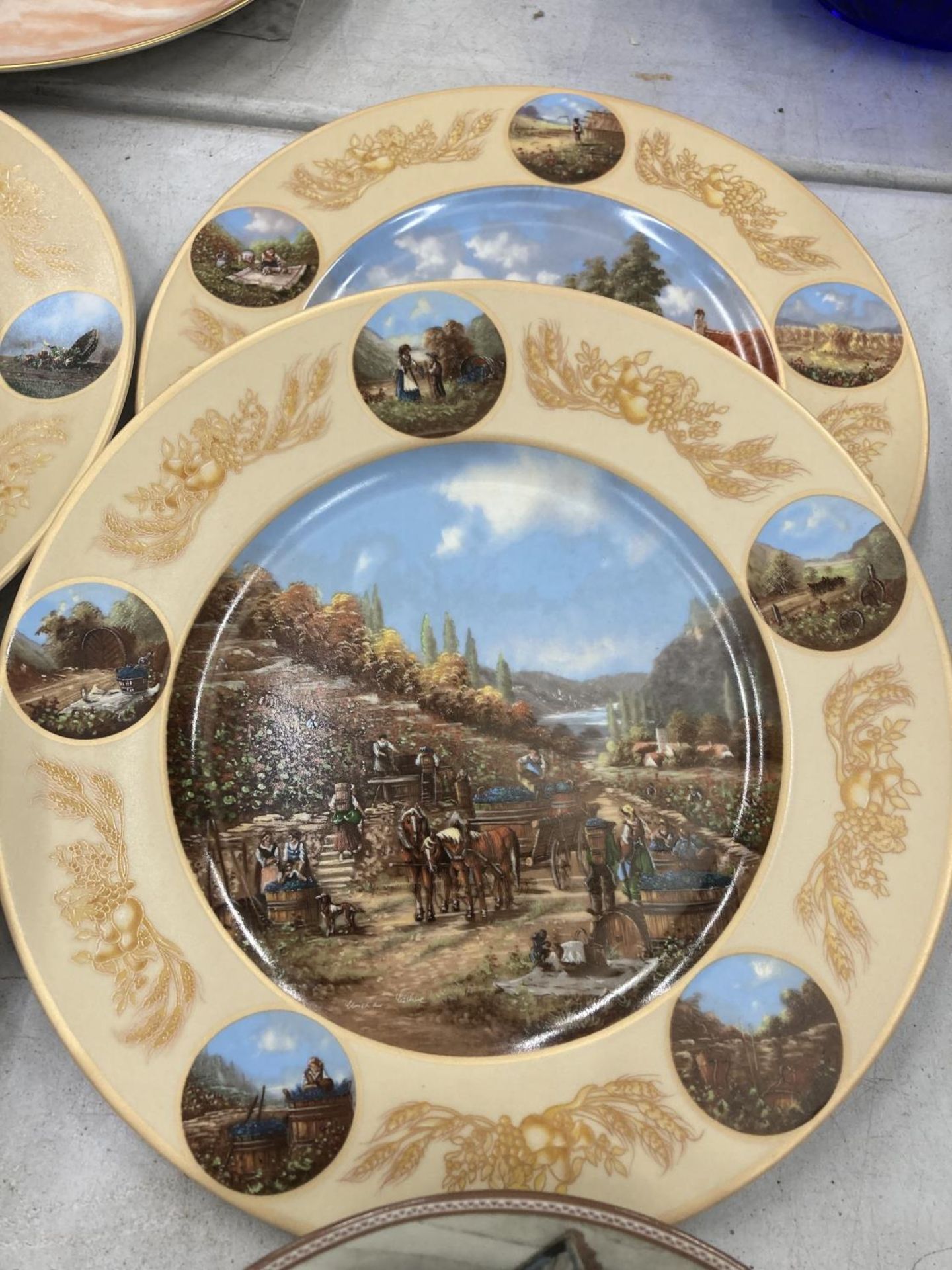 A LARGE QUANTITY OF CABINET/WALL PLATES TO INCLUDE RURAL SCENES - Bild 2 aus 5