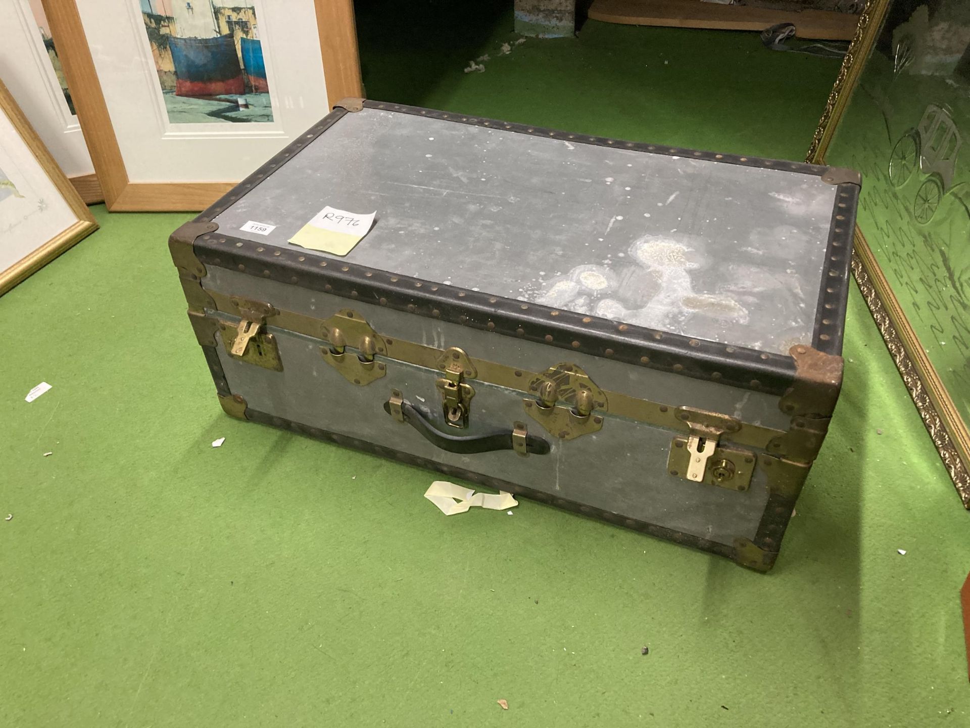 A VINTAGE GREY TRAVELLING TRUNK SUITCASE