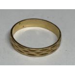 A TESTED TO 18 CARAT GOLD WEDDING BAND SIZE P/Q GROSS WEIGHT 2.46 GRAMS