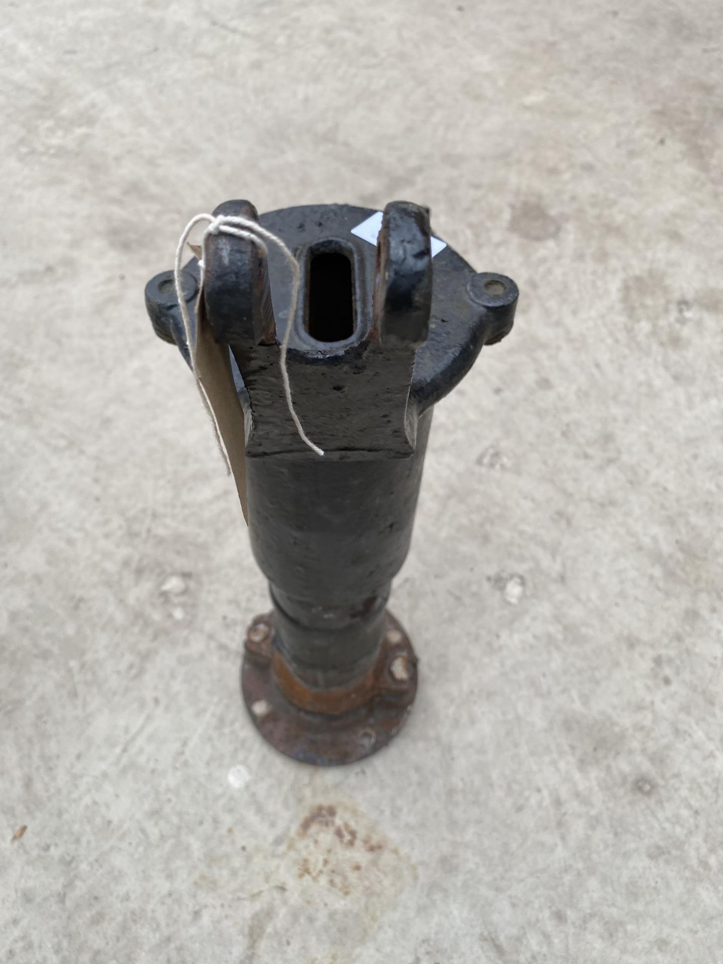 A SMALL DECORATIVE CAST IRON WELL PUMP A/F - Image 3 of 4