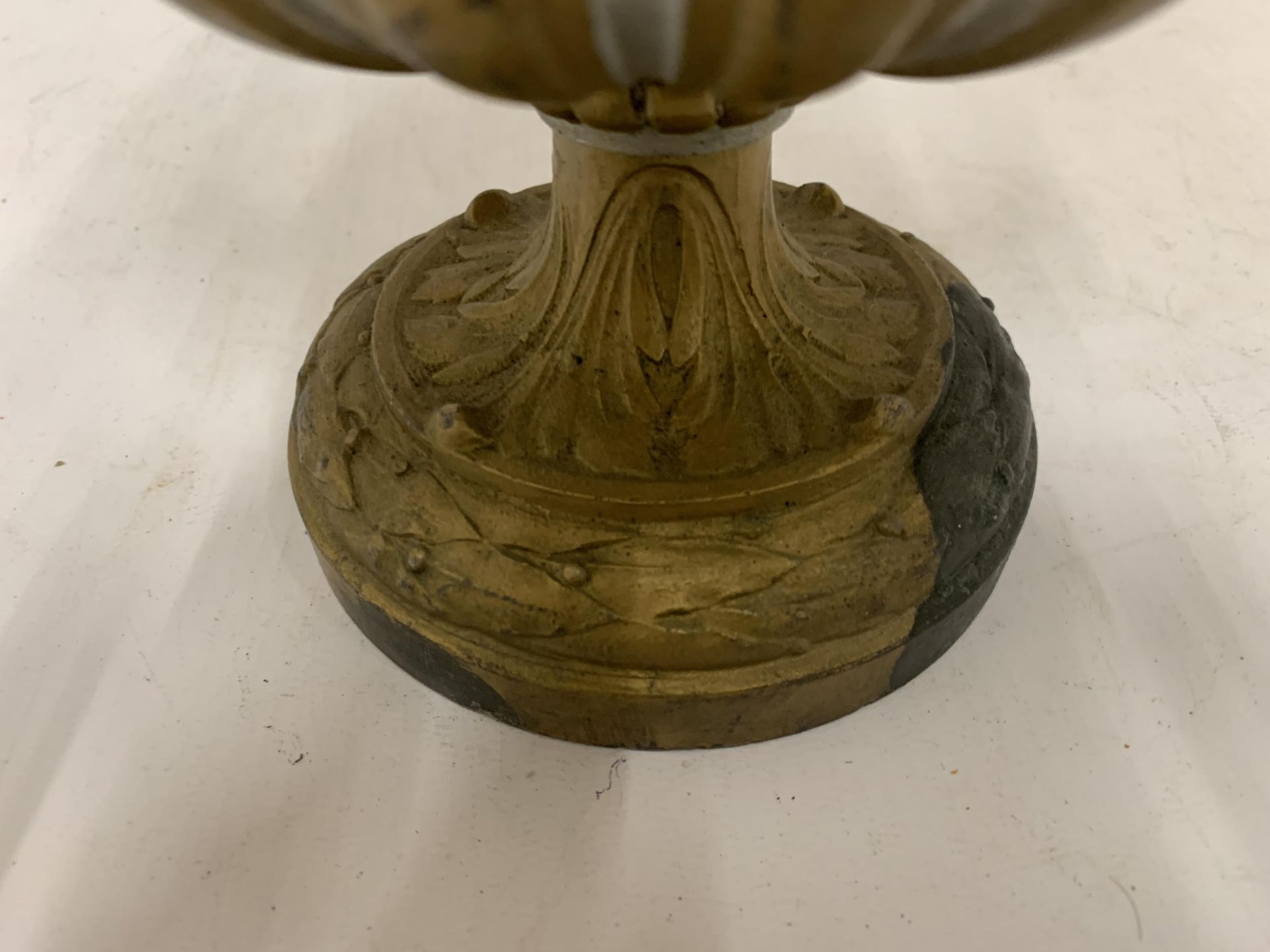 A 19TH CENTURY PEDESTAL URN WITH NEO-CLASSICAL RELIEF DESIGN ON FLUTED BASE WITH CHERUB FIGURAL LID, - Image 5 of 6