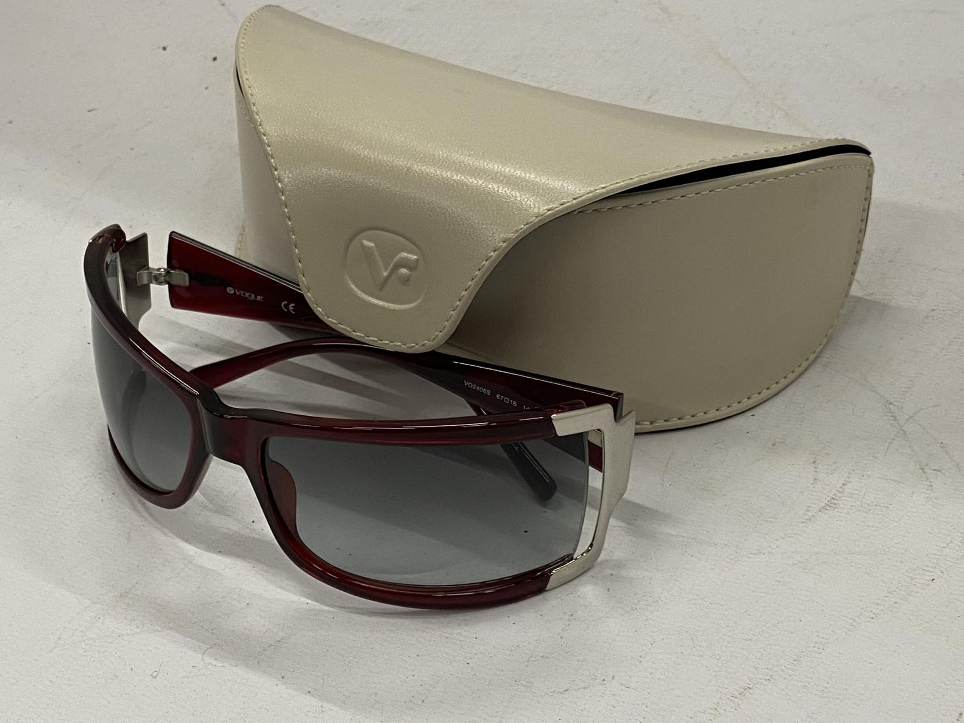 A PAIR OF VOGUE SUNGLASSES WITH CASE - Image 2 of 4