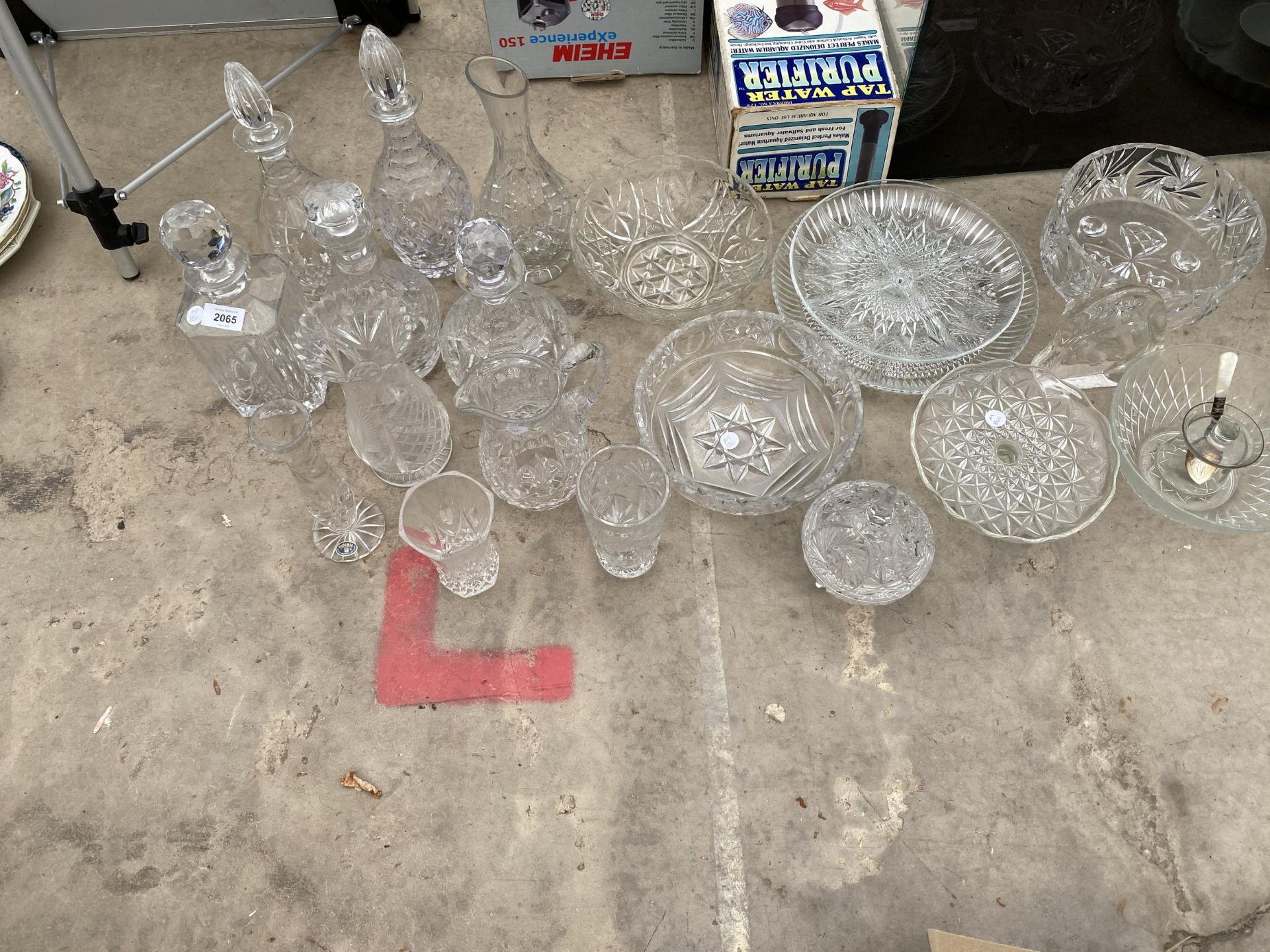 AN ASSORTMENT OF GLASS WARE TO INCLUDE DECANTORS AND BOWLS ETC