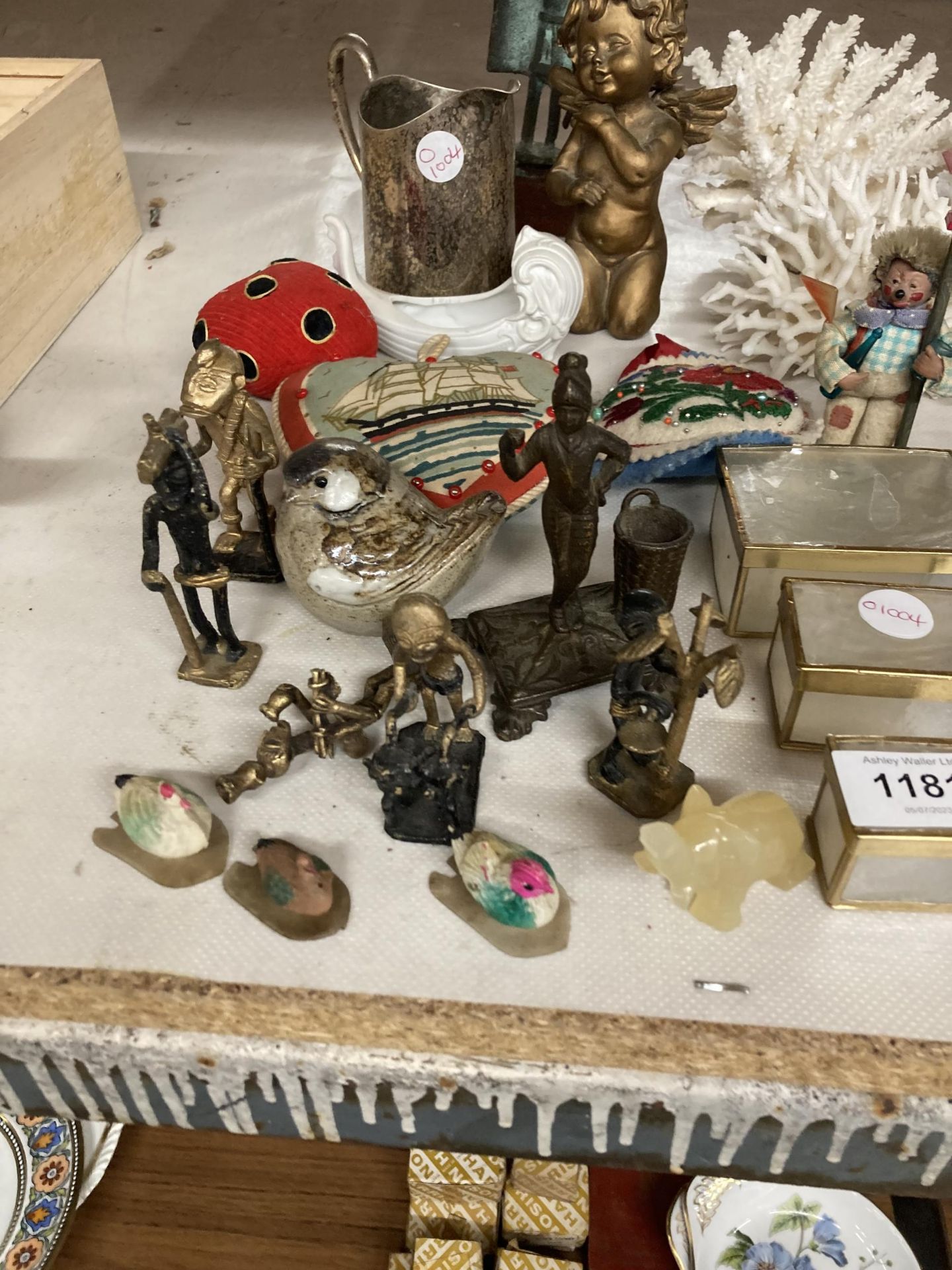 A MIXED LOT OF ITEMS TO INCLUDE GILT CHEUB, DOLLS ETC - Image 2 of 5