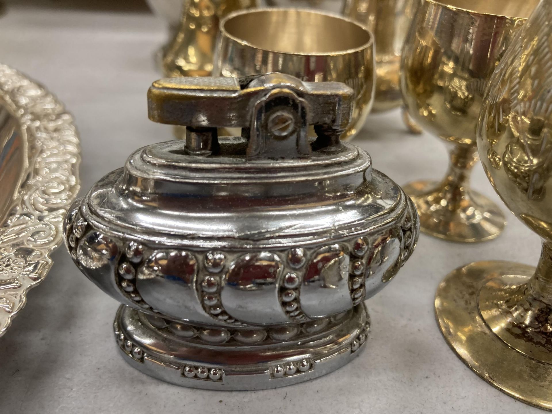 A LARGE QUANTITY OF SILVER PLATED ITEMS TO INCLUDE A FOOTED TRAY, CANDLEABRA, WINE GOBLETS, - Bild 3 aus 4