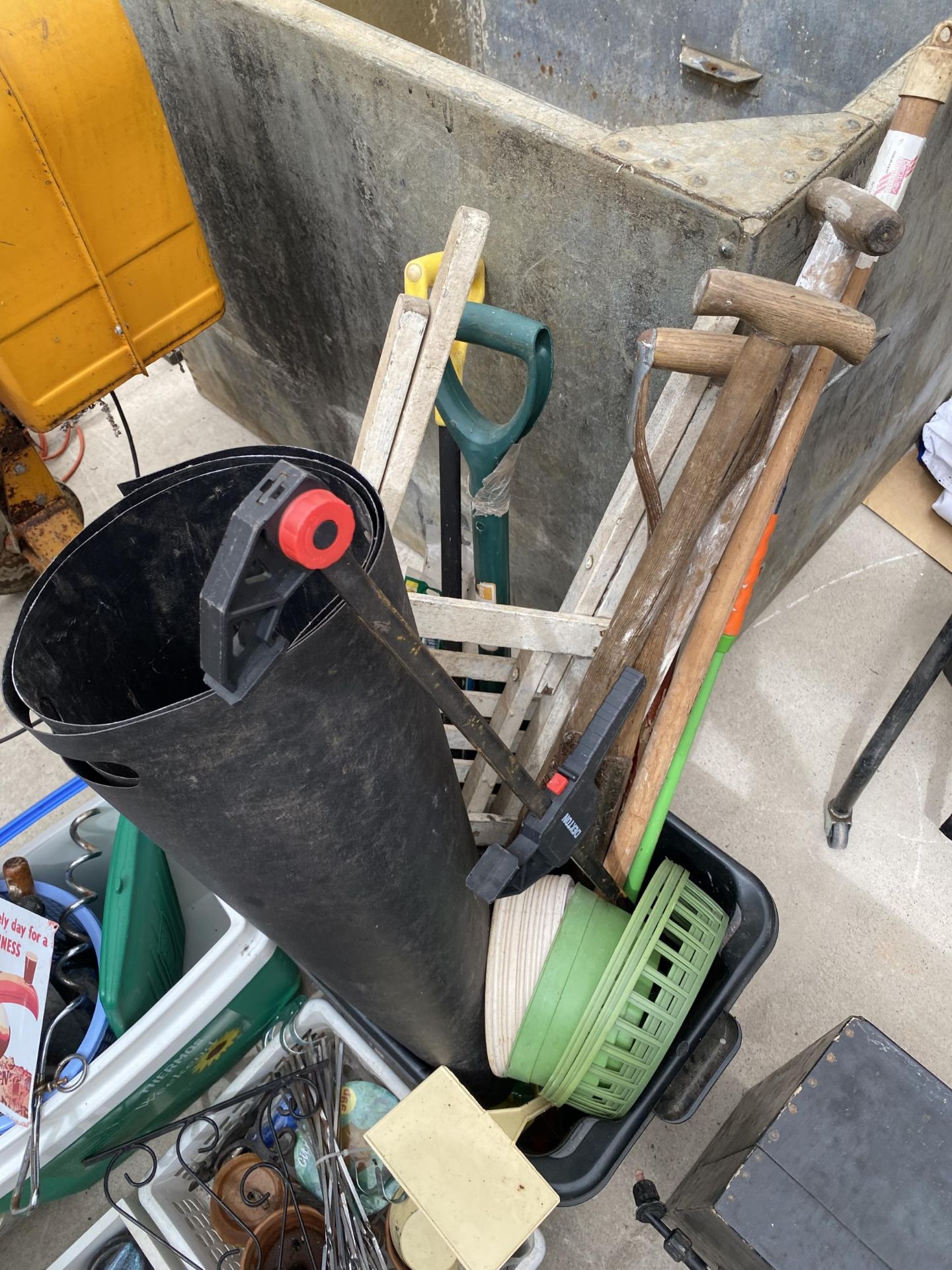 A LARGE ASSORTMENT OF TOOLS AND GARDEN ITEMS TO INCLUDE PLANTER FEET, A TOOL CHEST AND A SPRAYER ETC - Bild 4 aus 4