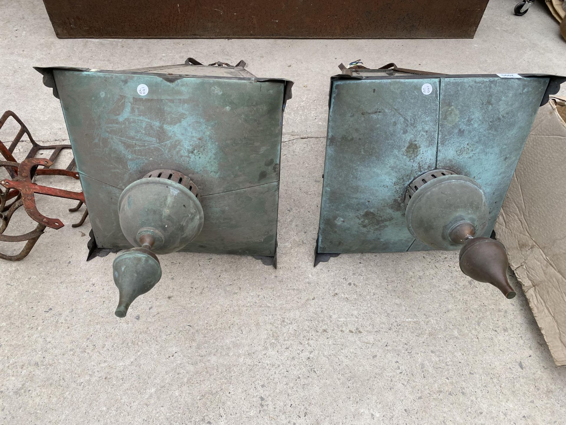 A PAIR OF VINTAGE COPPER COURTYARD LIGHTS - Image 2 of 4