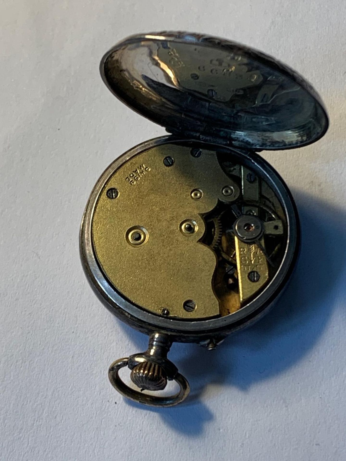 A MARKED 925 DECORATIVE SILVER POCKET WATCH WITH ENAMEL FACE AND ROMAN NUMERALS - Image 3 of 4