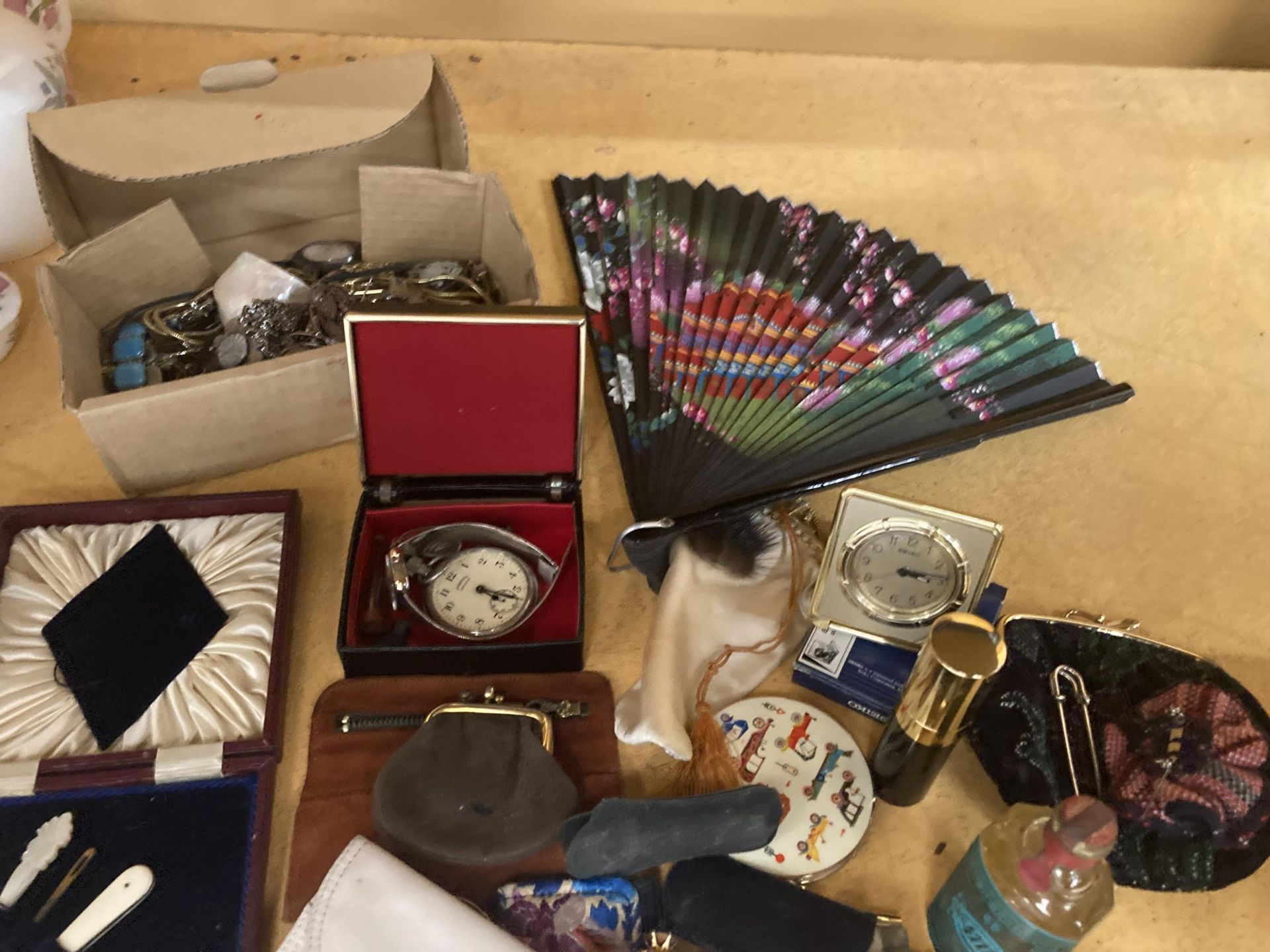 A MIXED LOT TO INCLUDE FANS, POCKET WATCH, COSTUME JEWELLERY ETC - Image 3 of 3