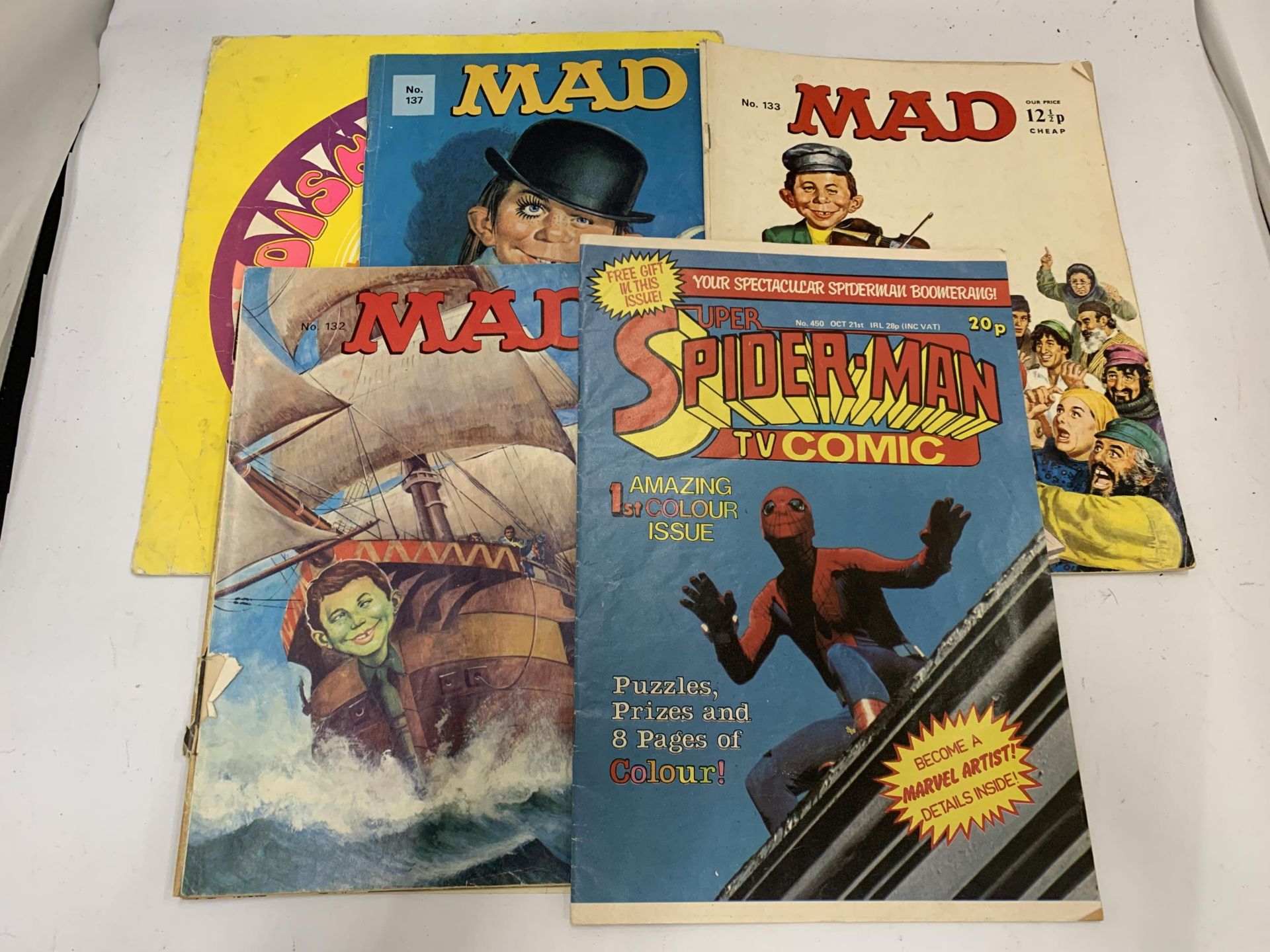 A QUANTITY OF VINTAGE COMICS TO INCLUDE DISNEY MOVEE CAVALCADE, MAD AND SUPER SPIDERMAN - 5 IN TOTAL