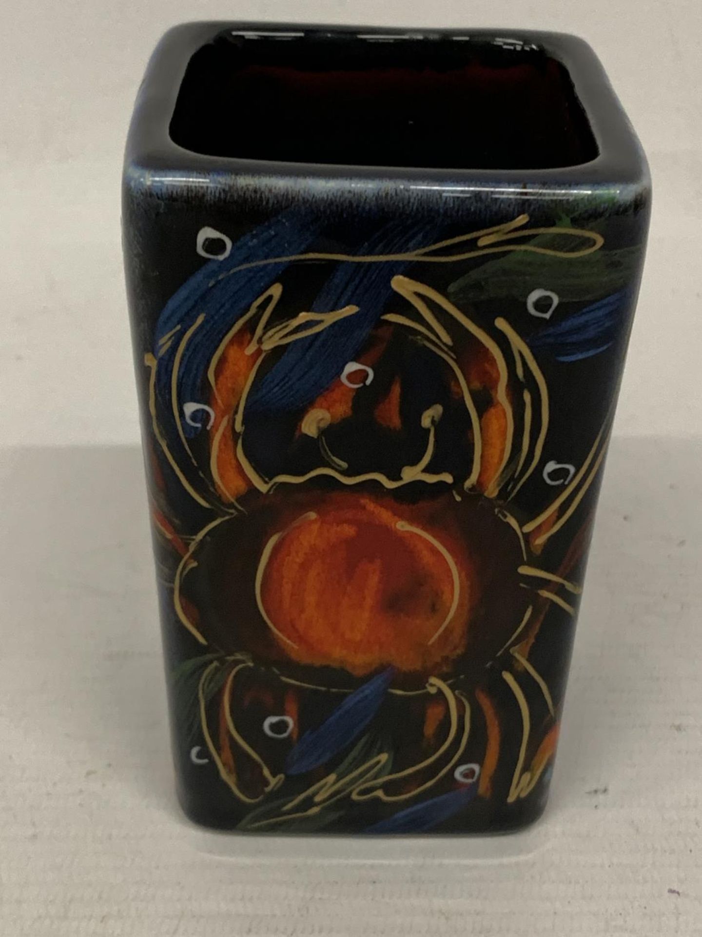 AN ANITA HARRIS HAND PAINTED AND SIGNED CRAB VASE