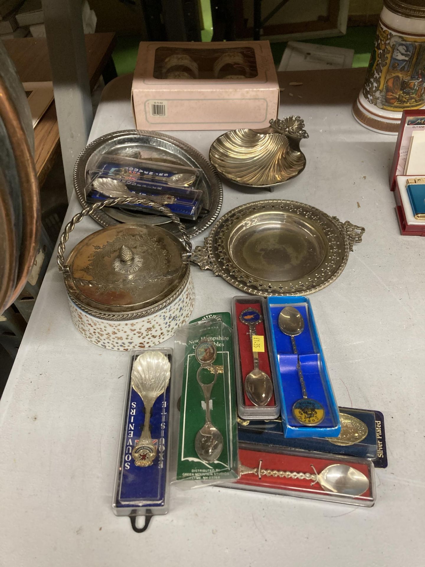 A MIXED LOT TO INCLUDE SILVER PLATED DISH AND SHELL DISH, BOXED COLLECTABLE SPOONS ETC