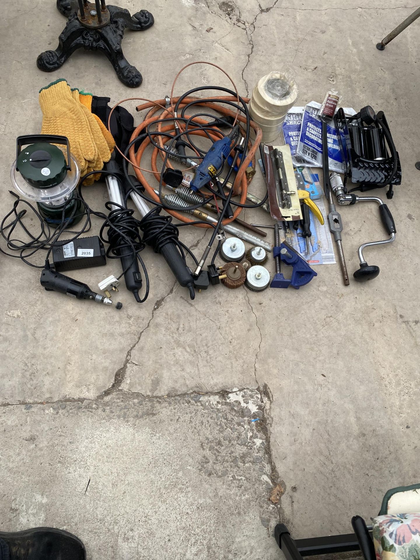 AN ASSORTMENT OF ITEMS TO INCLUDE WORK LIGHTS, A GAS PIPE AND A FOOT PUMP ETC