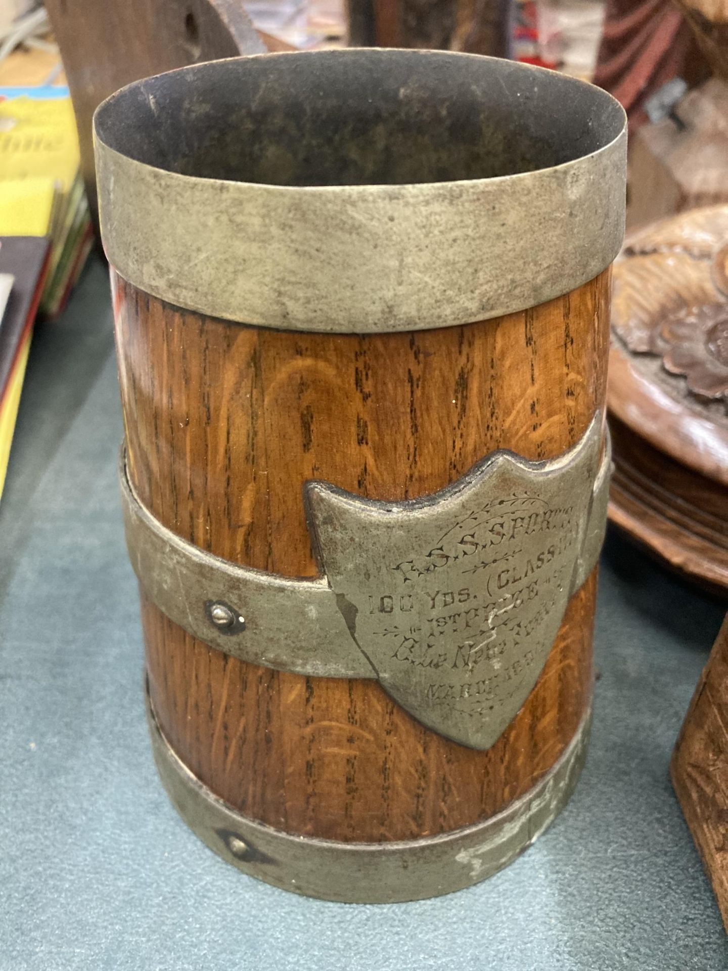 A GROUP OF WOODEN AND TREEN WARES TO INCLUDE CARVED FIGURES, MIDDLE EASTERN BOX ETC - Image 5 of 6