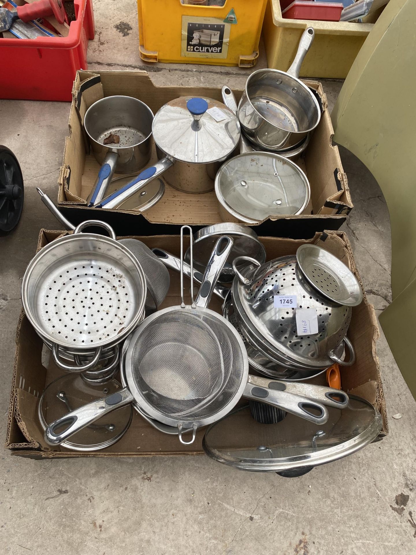 A LARGE QUANTITY OF STAINLESS STEEL KITCHEN ITEMS TO INCLUDE PANS AND SIEVES ETC