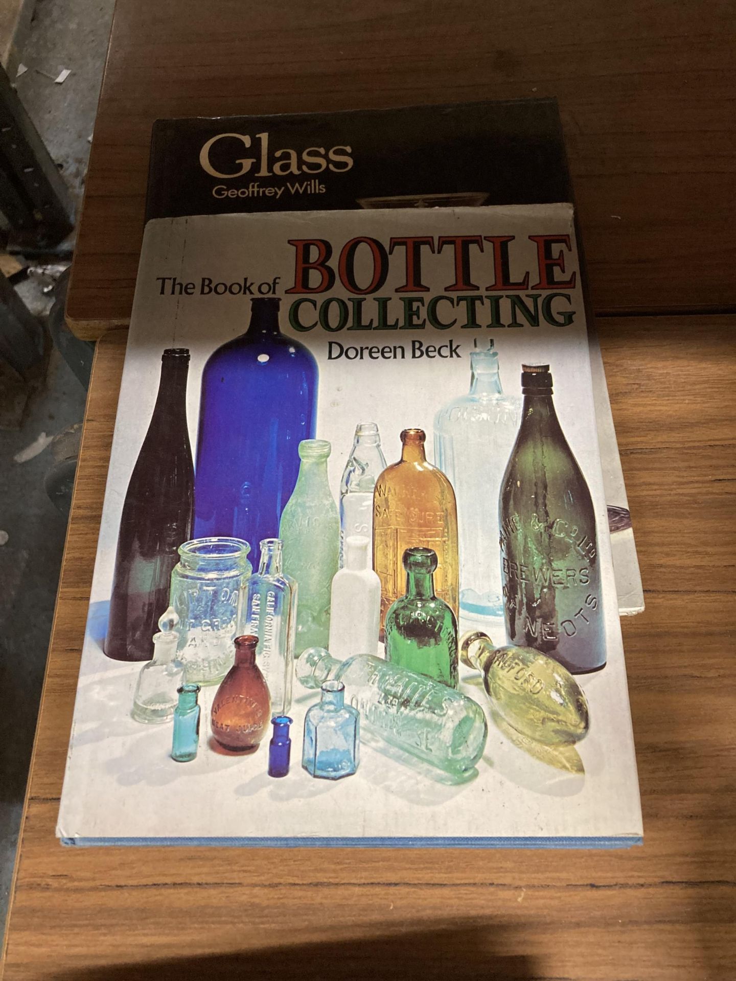A GROUP OF GLASS AND BOTTLE COLLECTING REFERENCE BOOKS - Image 4 of 4