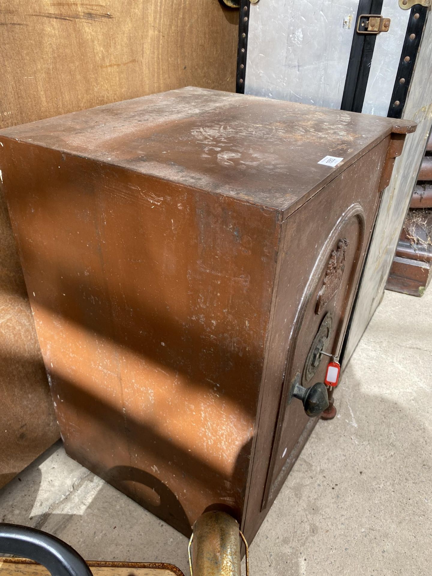 A VINTAGE SAFE WITH KEY BEARING THE NAME PLAQUE 'JOHN AND JOS TAUNTON' BIRMINGHAM - Image 5 of 8