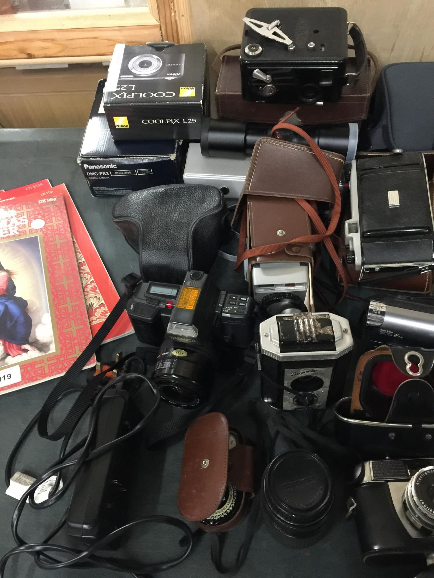 A LARGE QUANTITY OF VINTAGE CAMERAS AND ACCESSORIES TO INCLUDE A MINOLTA HIGH SPEED AF, YASHICA, - Image 3 of 5