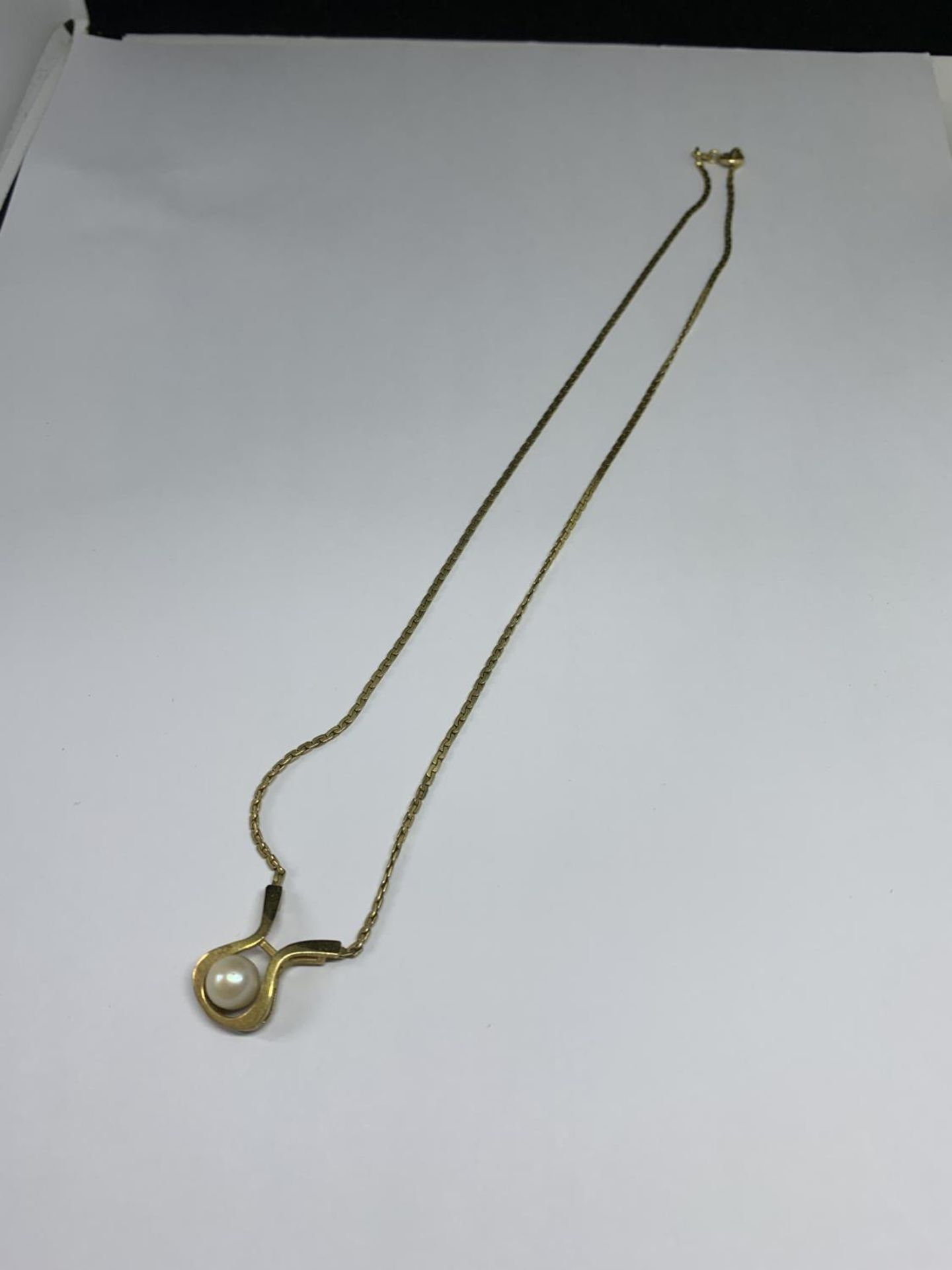 A MARKED 9 CARAT GOLD NECKLACE WITH PEARL PENDANT GROSS WEIGHT 5.7 GRAMS