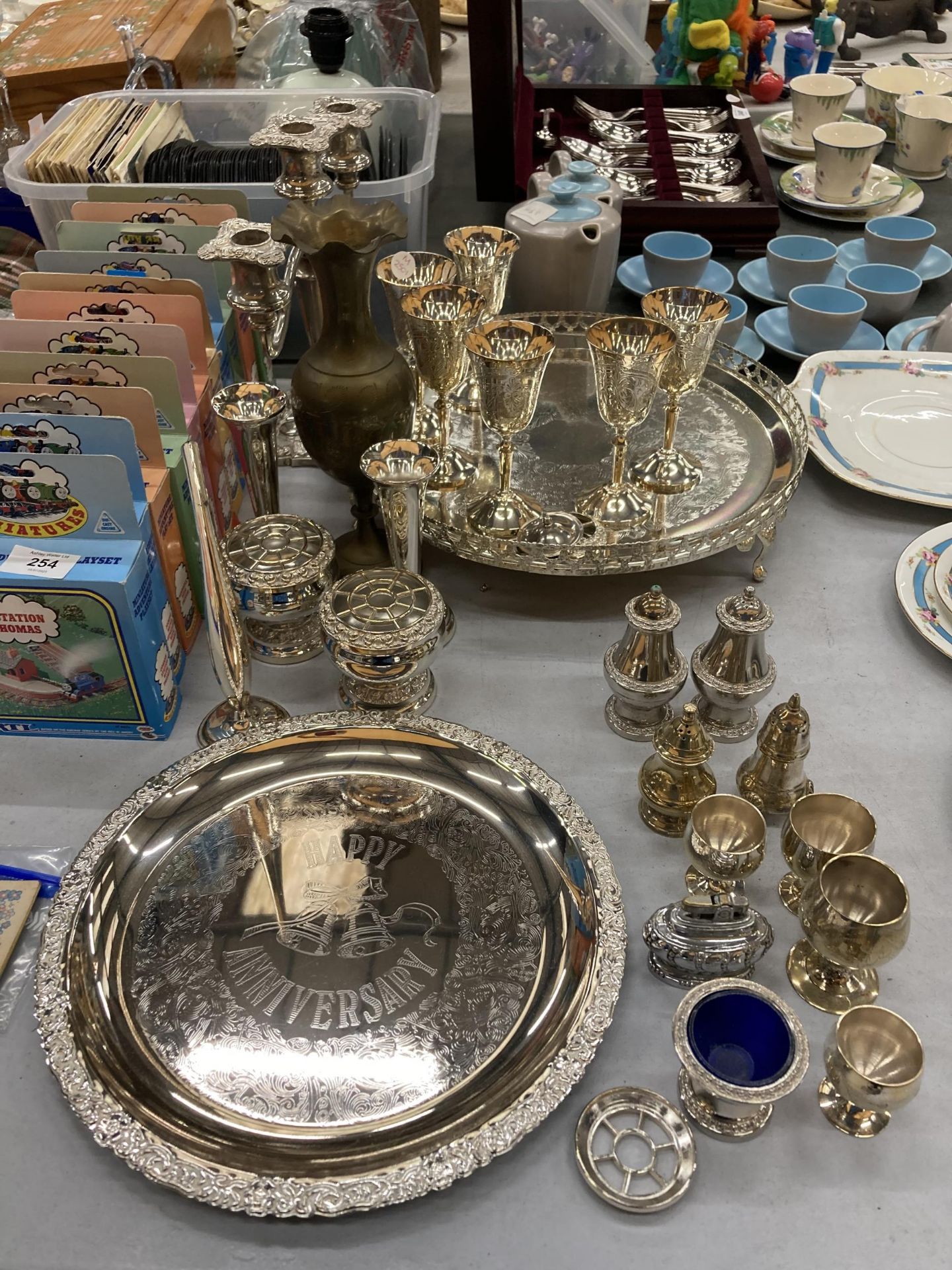 A LARGE QUANTITY OF SILVER PLATED ITEMS TO INCLUDE A FOOTED TRAY, CANDLEABRA, WINE GOBLETS,