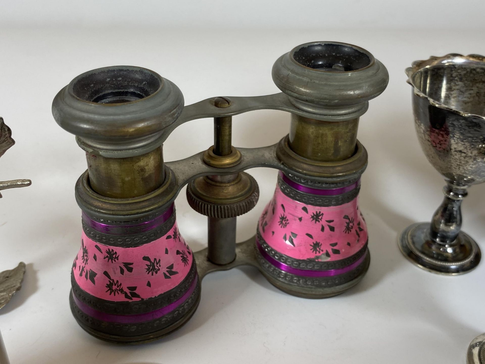 A MIXED LOT OF VINTAGE ITEMS TO INCLUDE PINK FLORAL OPERA GLASSES, DRAMBUIE WHISKY HIP FLASK, - Bild 3 aus 5