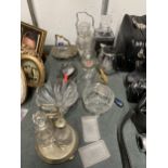A MIXED LOT OF VINTAGE GLASSWARE TO INCLUDE SILVER PLATED AND GLASS CONDIMENT STAND ETC