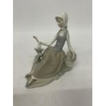 A LLADRO FIGURE OF A LADY WITH A DOVE