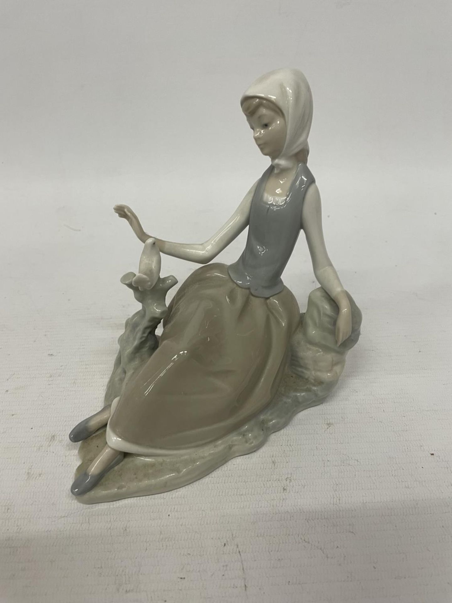 A LLADRO FIGURE OF A LADY WITH A DOVE