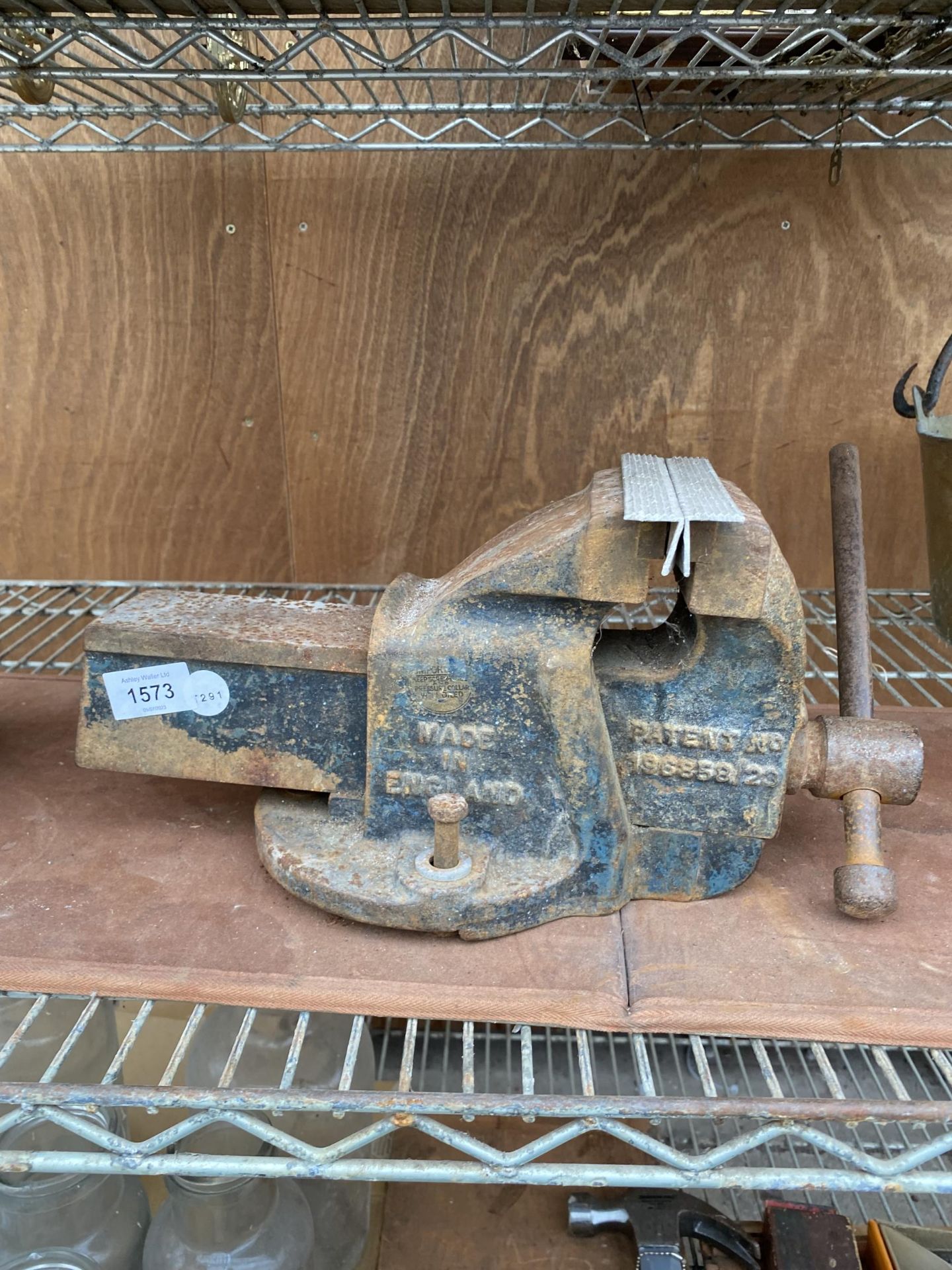 A MADE IN ENGLAND HEAVY DUTY BENCH VICE